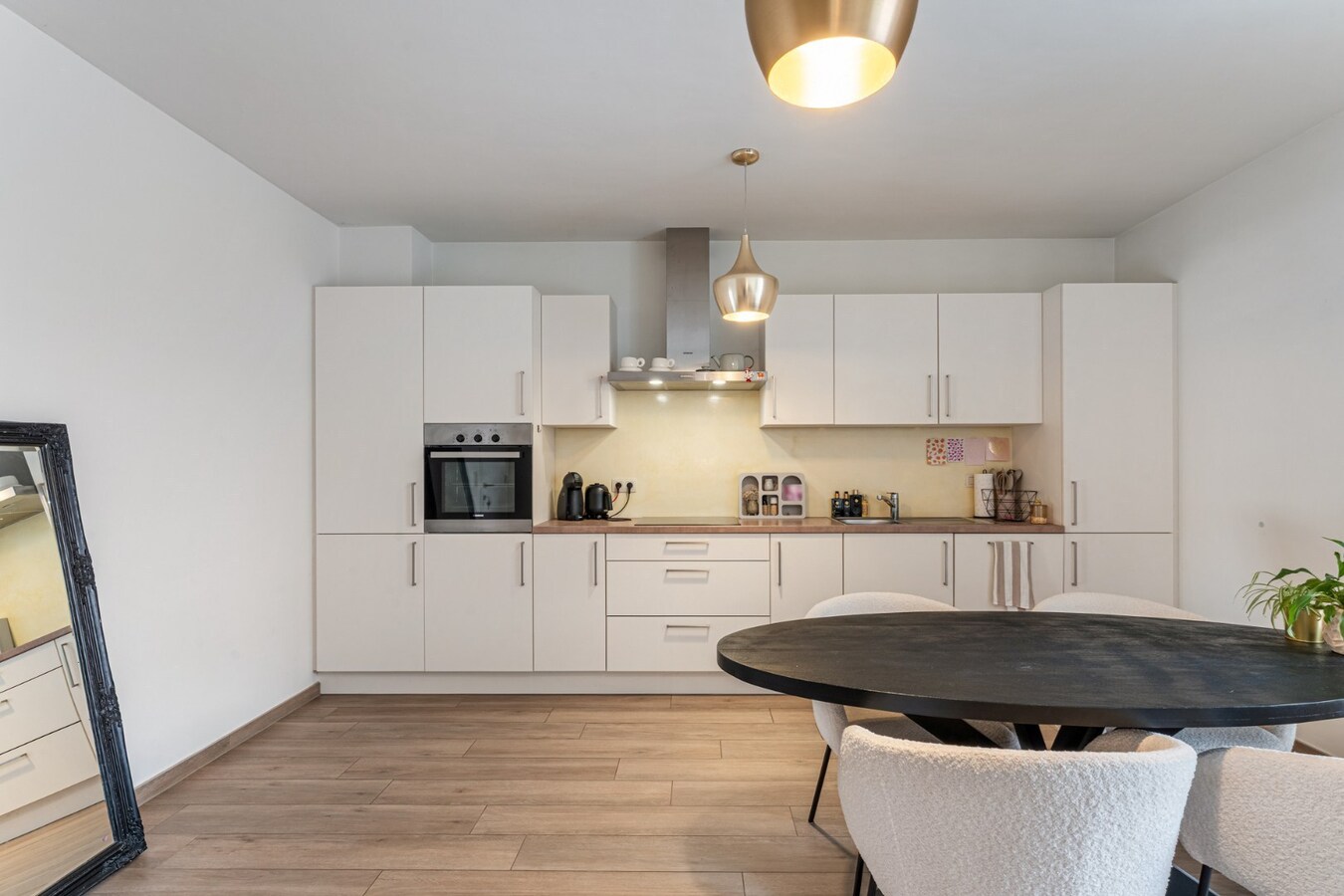 Recent, hoogwaardig afgewerkt gelijkvloers appartement, met terras en inpandige garage, in het centrum van Maaseik! 