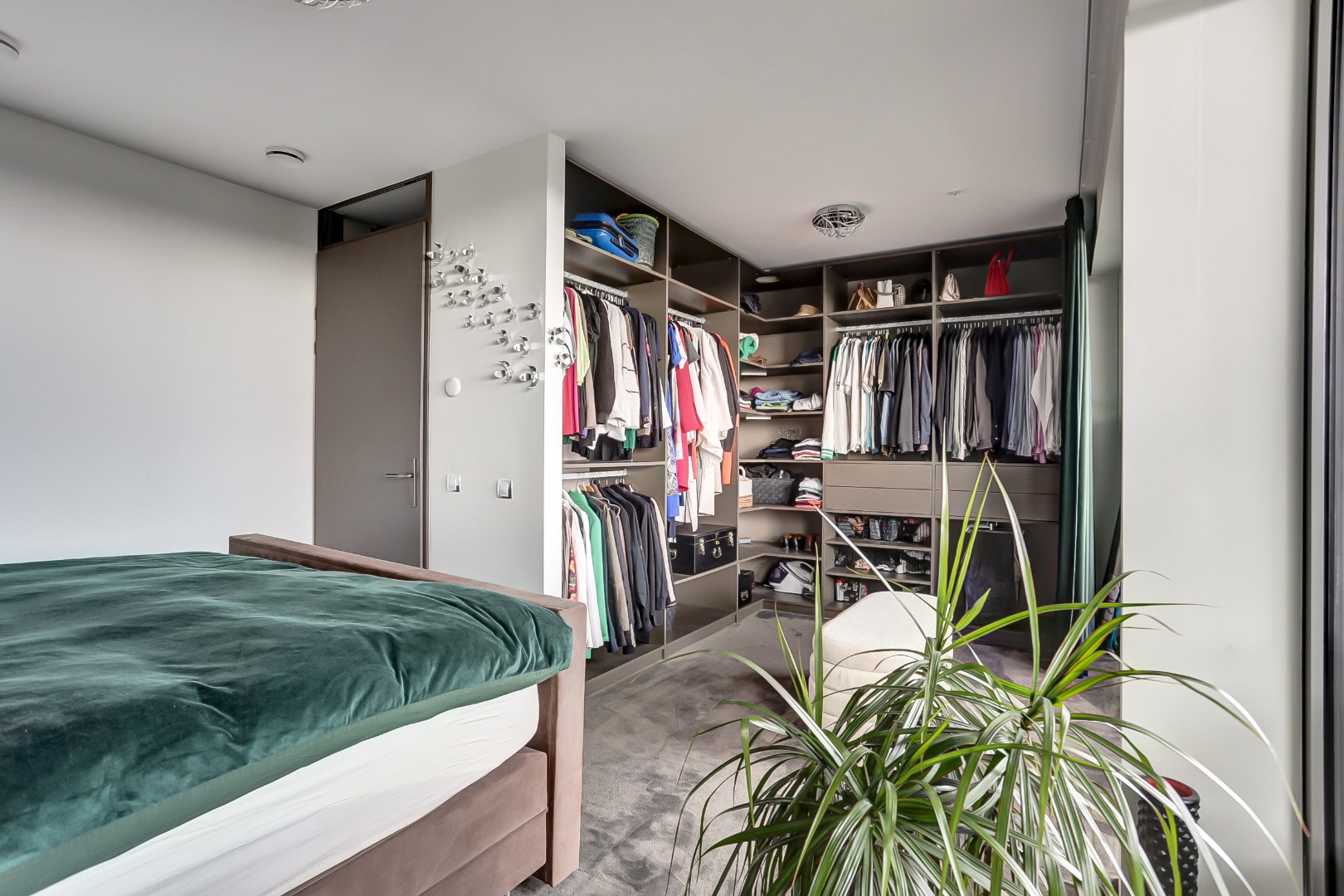 Ultiem luxe wonen in de iconische The CoolTower met spectaculair uitzicht, royaal terras (34 m²) en moderne afwerking in het bruisende hart van Rotterdam! 