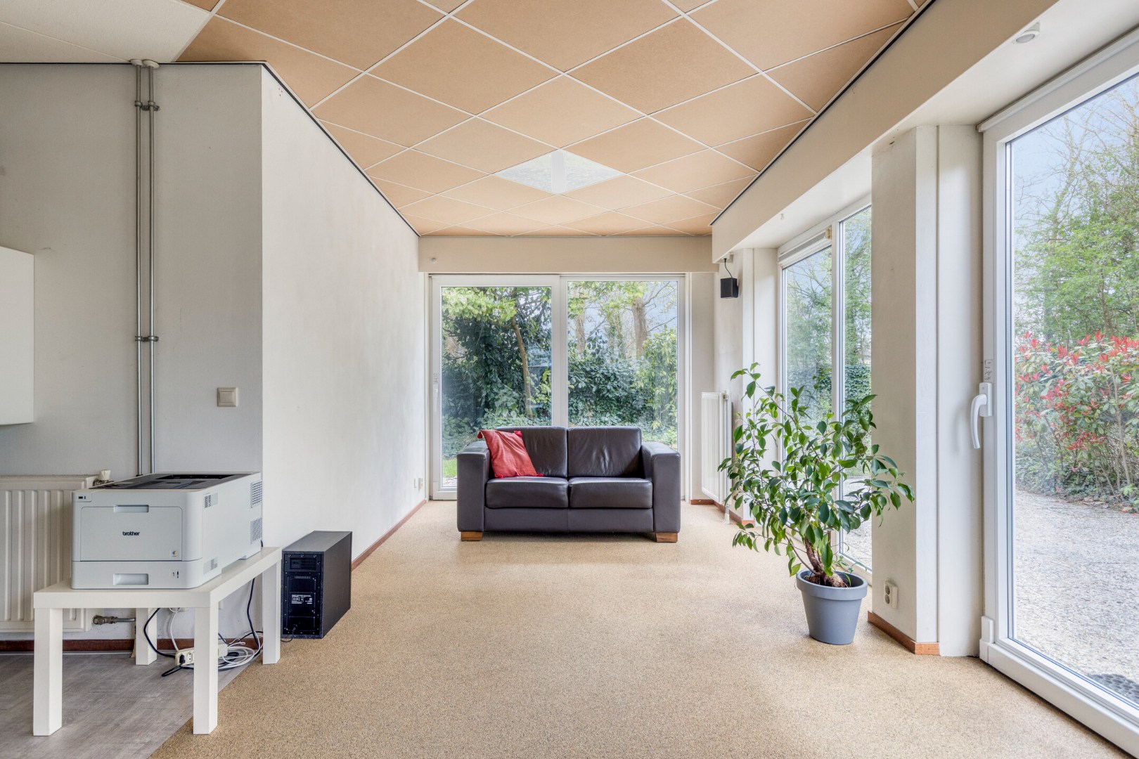 T.A. Makelaardij biedt aan: Op loopafstand (ca. 200m.) van het Veerse Meer staat deze rustig gelegen vrijstaande woning op een royaal perceel (860m2) aan een doodlopend straatje 