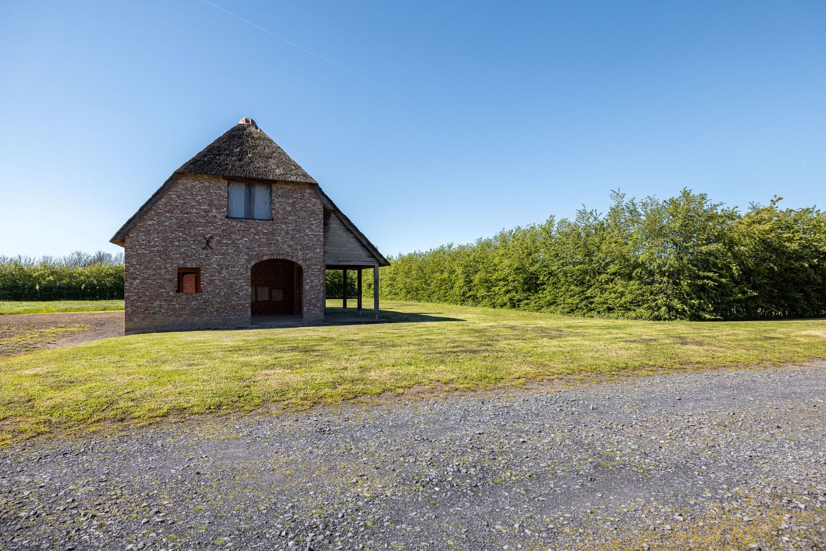 Landelijk gelegen ruwbouwhoeve met bijgebouwen op uitzonderlijk perceel van ca. 9.331 m² 