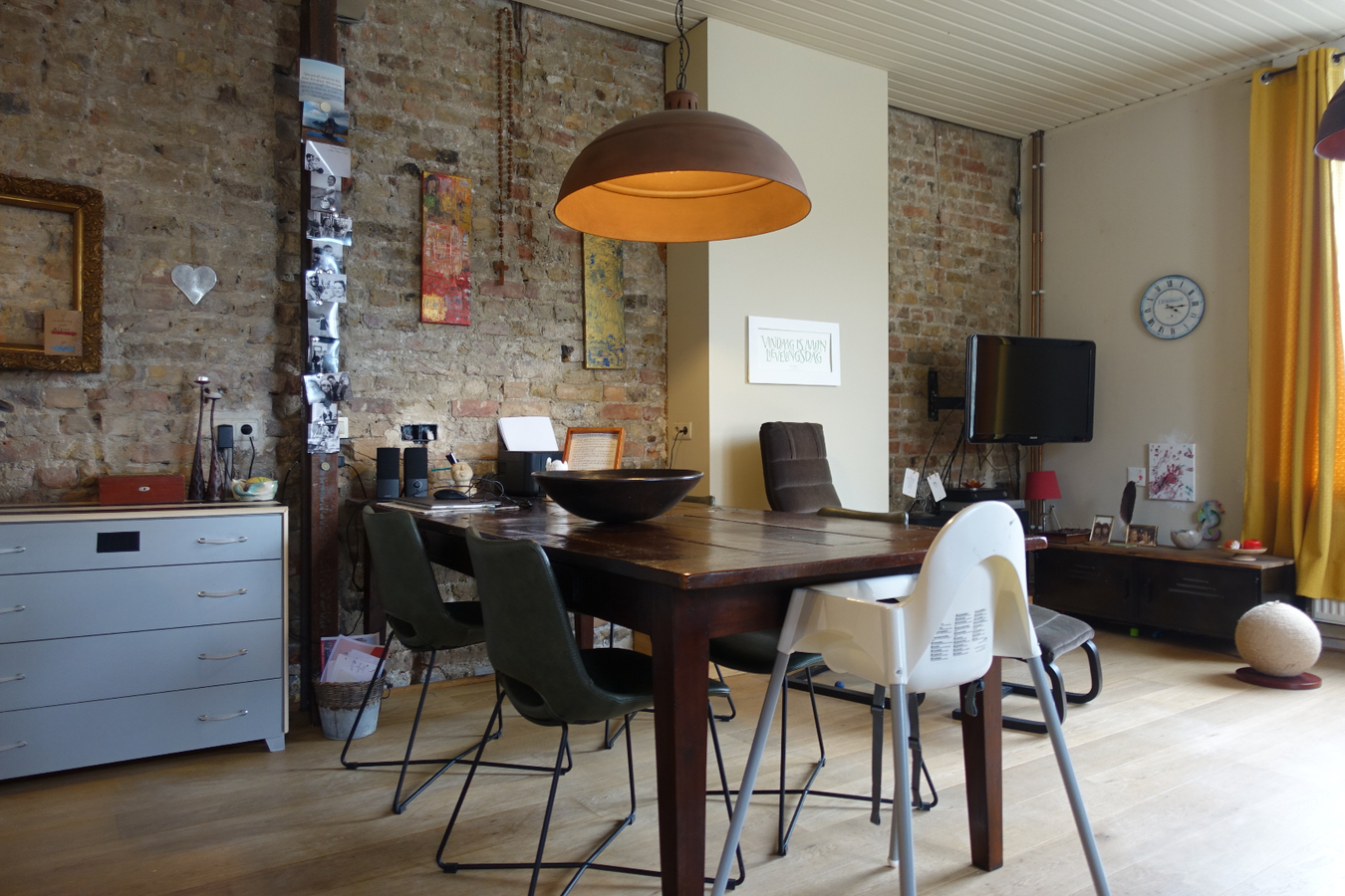 Polyvalent hoekpand met karaktervol appartement en terras 