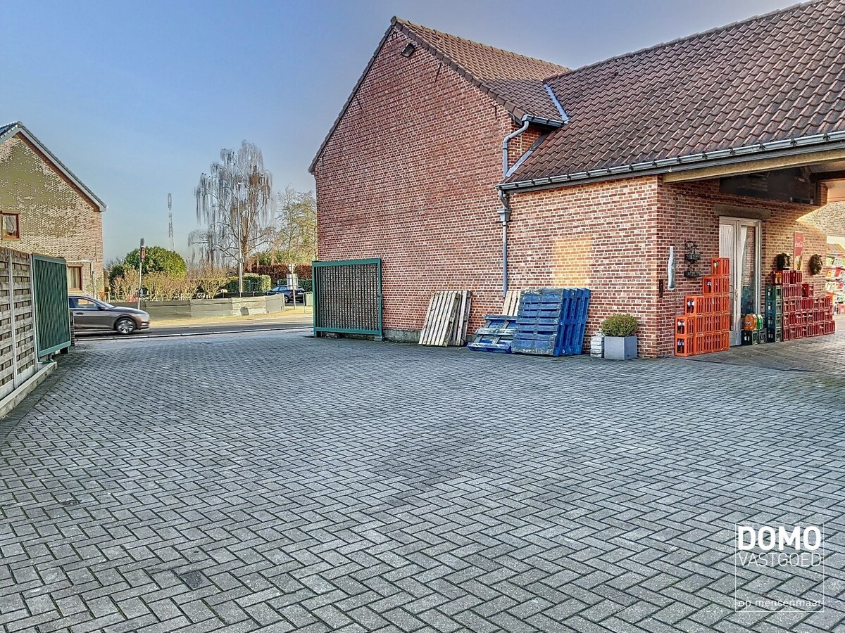UNIEK pand met tal van mogelijkheden, gunstig gelegen te Kermt. 