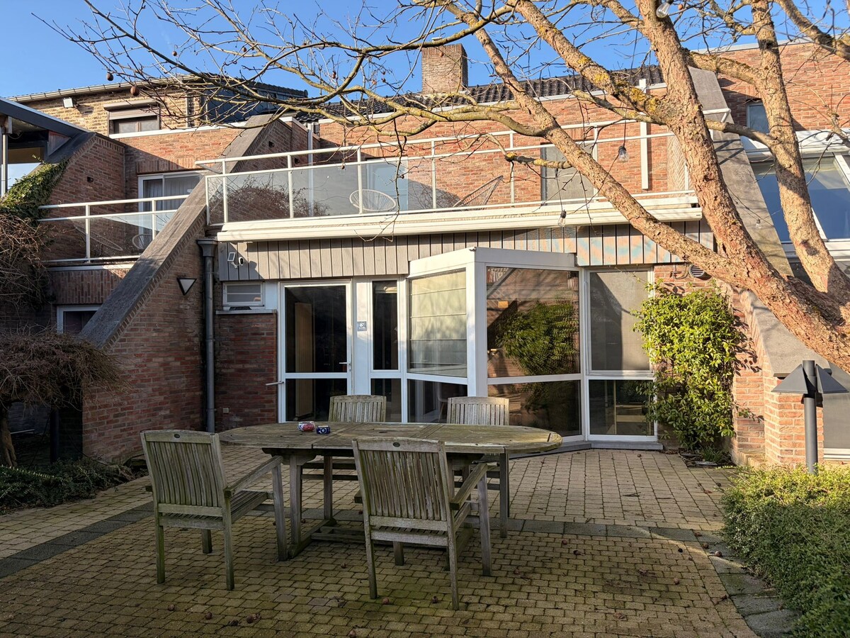 Instapklaar landhuis met bewezen B&amp;B, wellness, dierenfaciliteiten en uitzonderlijk privacy wonen en ondernemen in Maasmechelen. 