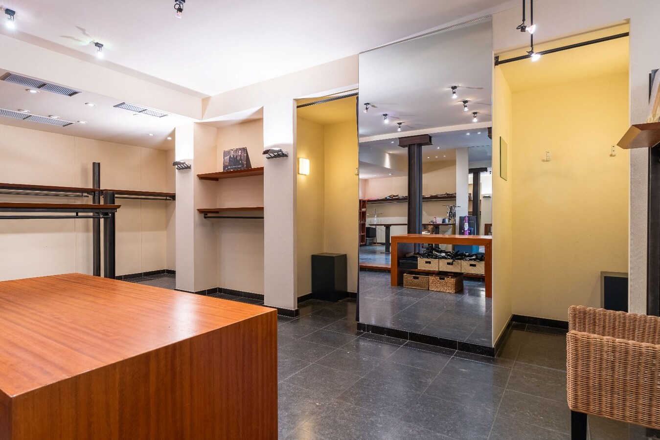 Surface commerciale de +/- 115m2 en plein centre-ville, à 2 pas de la Grand Place et de la Petite Rue ! 