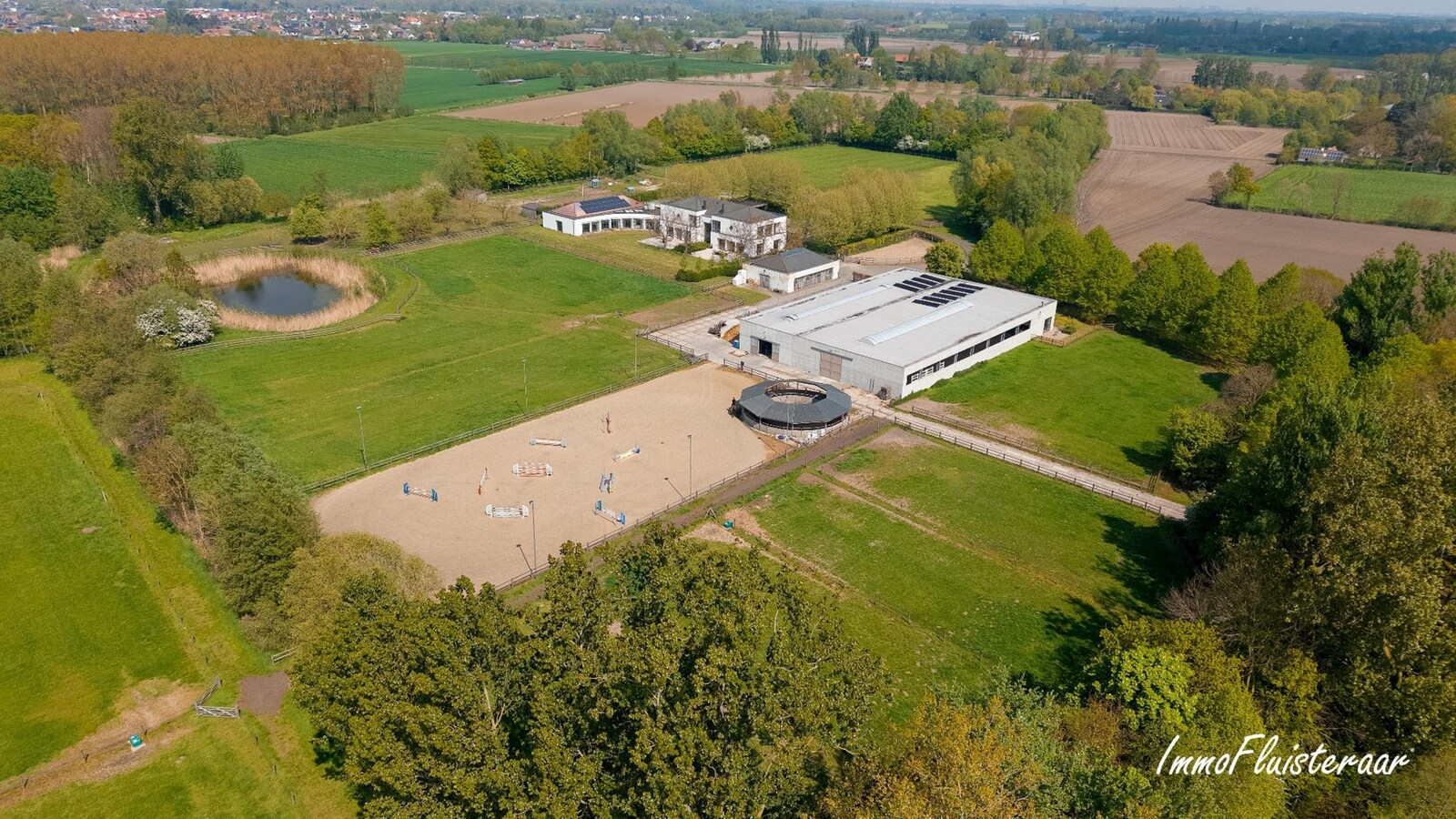 Exclusieve villa met professionele hippische accommodatie op ca. 14,5 ha (mogelijkheid tot aankoop extra gronden) te Astene (Deinze) 