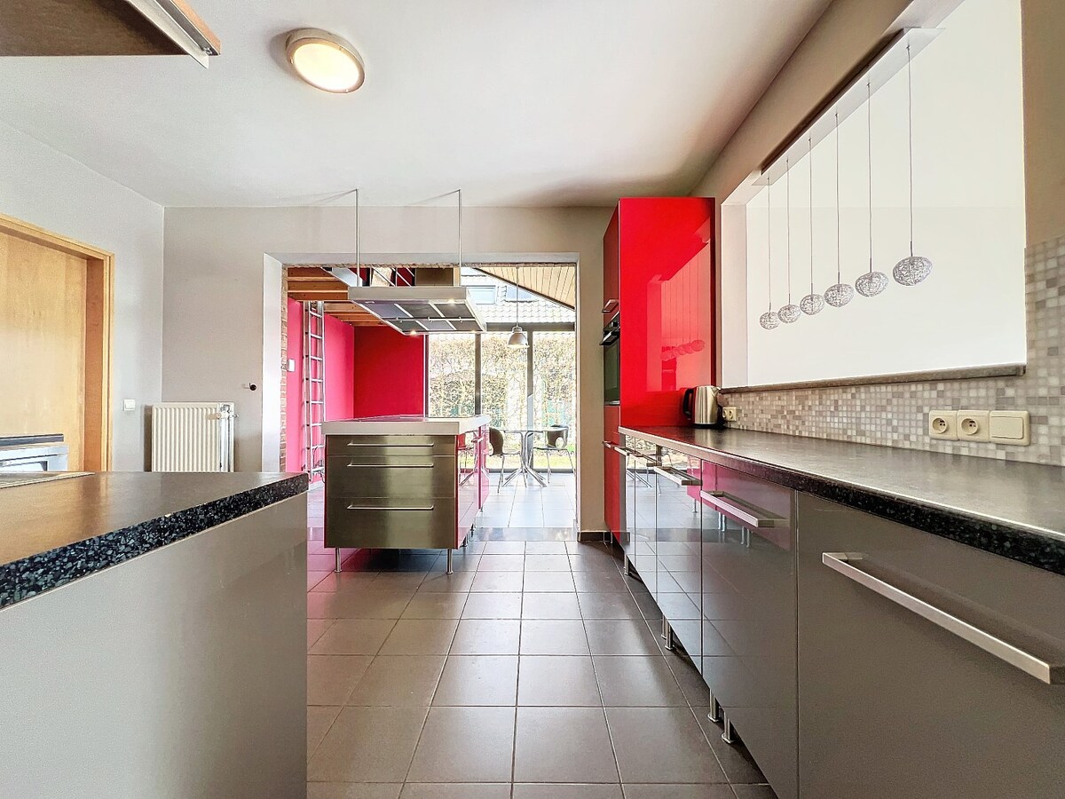 Ruime villa met unieke architectuur en tuin te Tollembeek 