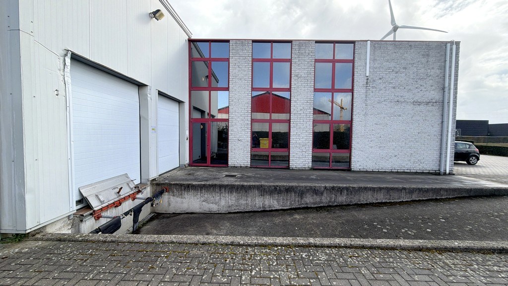 Bedrijfsgebouw met laadkades te huur nabij E313 in Olen