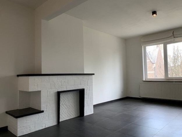 RUIM APPARTEMENT MET 2 SLAAPKAMERS, 2 ZOLDERKAMERS EN 2 GARAGES TE RUNKST 