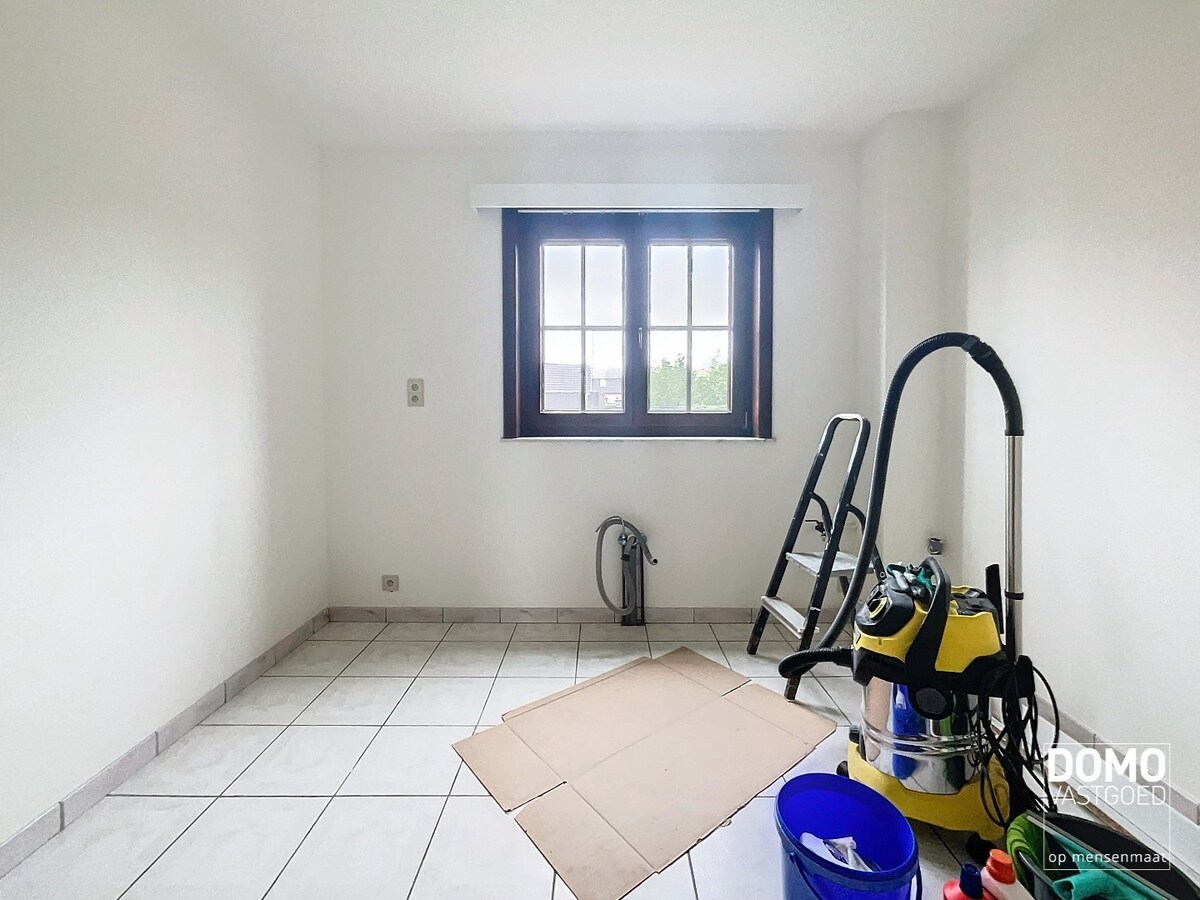 RUIME GEZINSWONING MET 4 SLAAPKAMERS, TUIN EN INPANDIGE GARAGE TE HERK-DE-STAD 