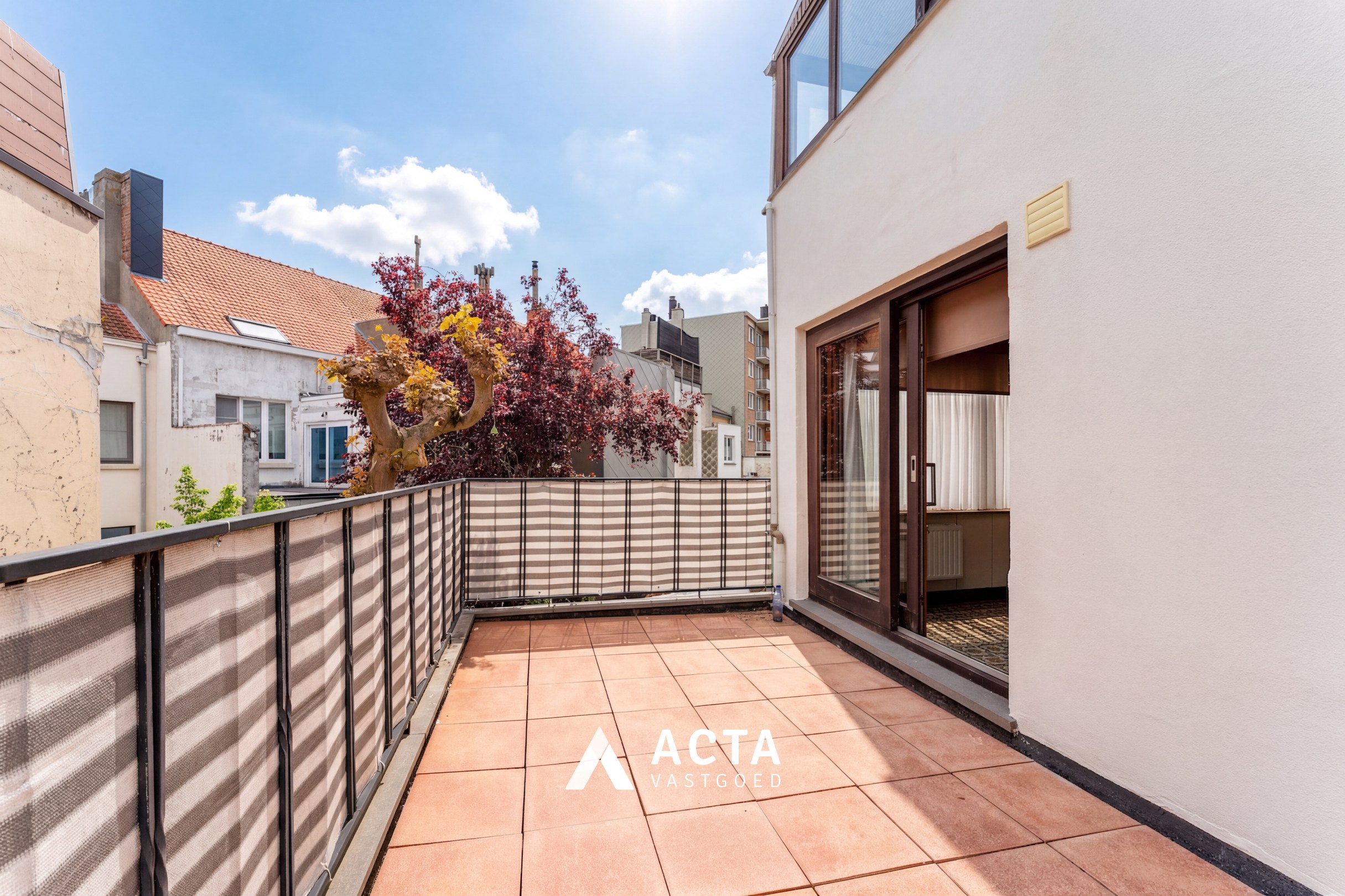 Ruime woning met 5 slaapkamers, garage en zonnige tuin 
