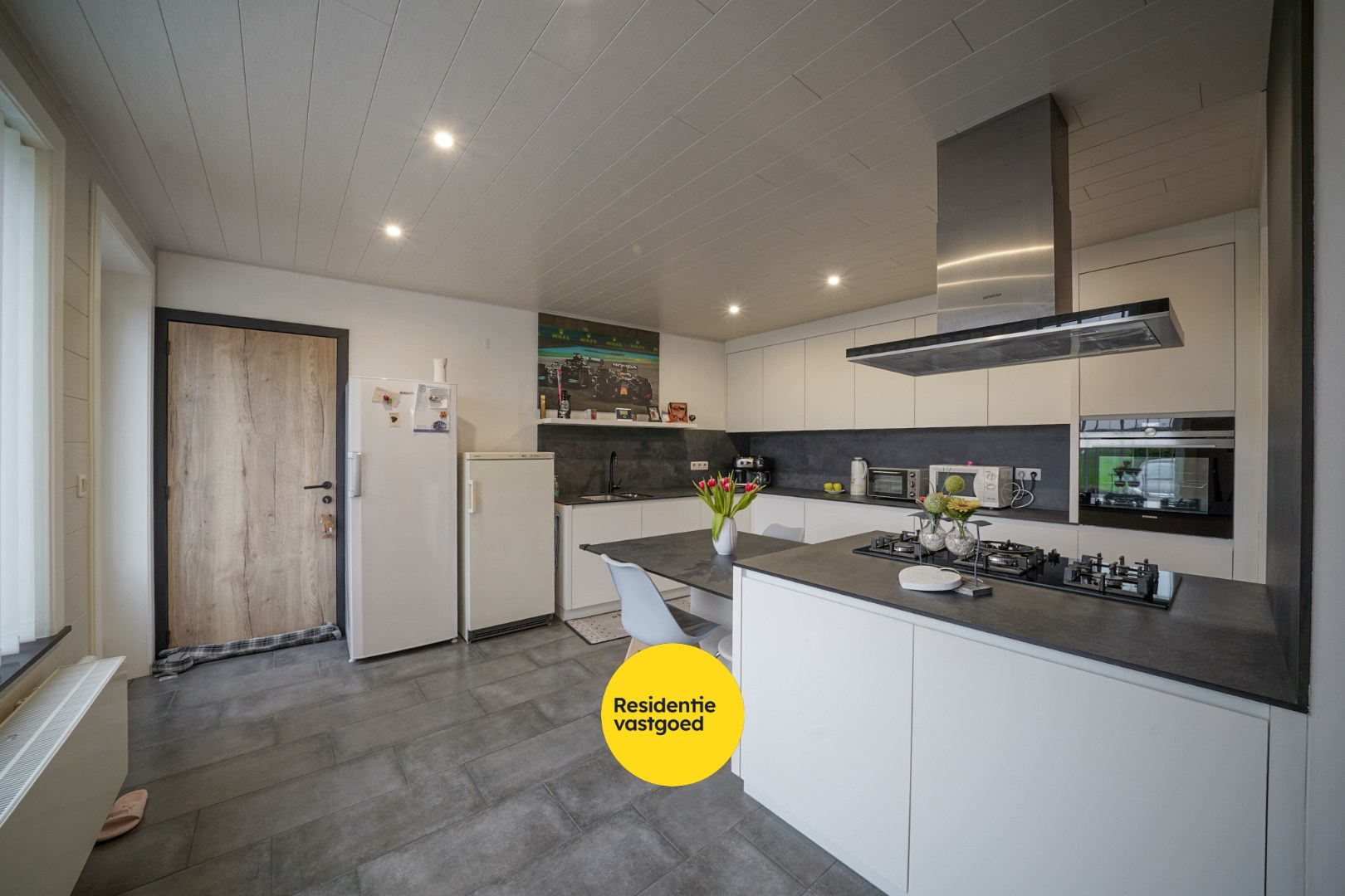 Alleenstaande woning op ruim perceel met vernieuwd woongedeelte en loods (80 m²) 