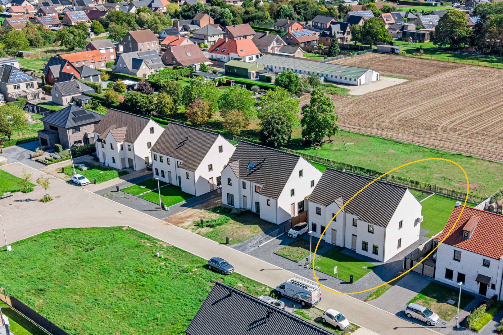 Nieuwbouw-woning in landelijke stijl met 3 slpk op 3 a 82 ca. 