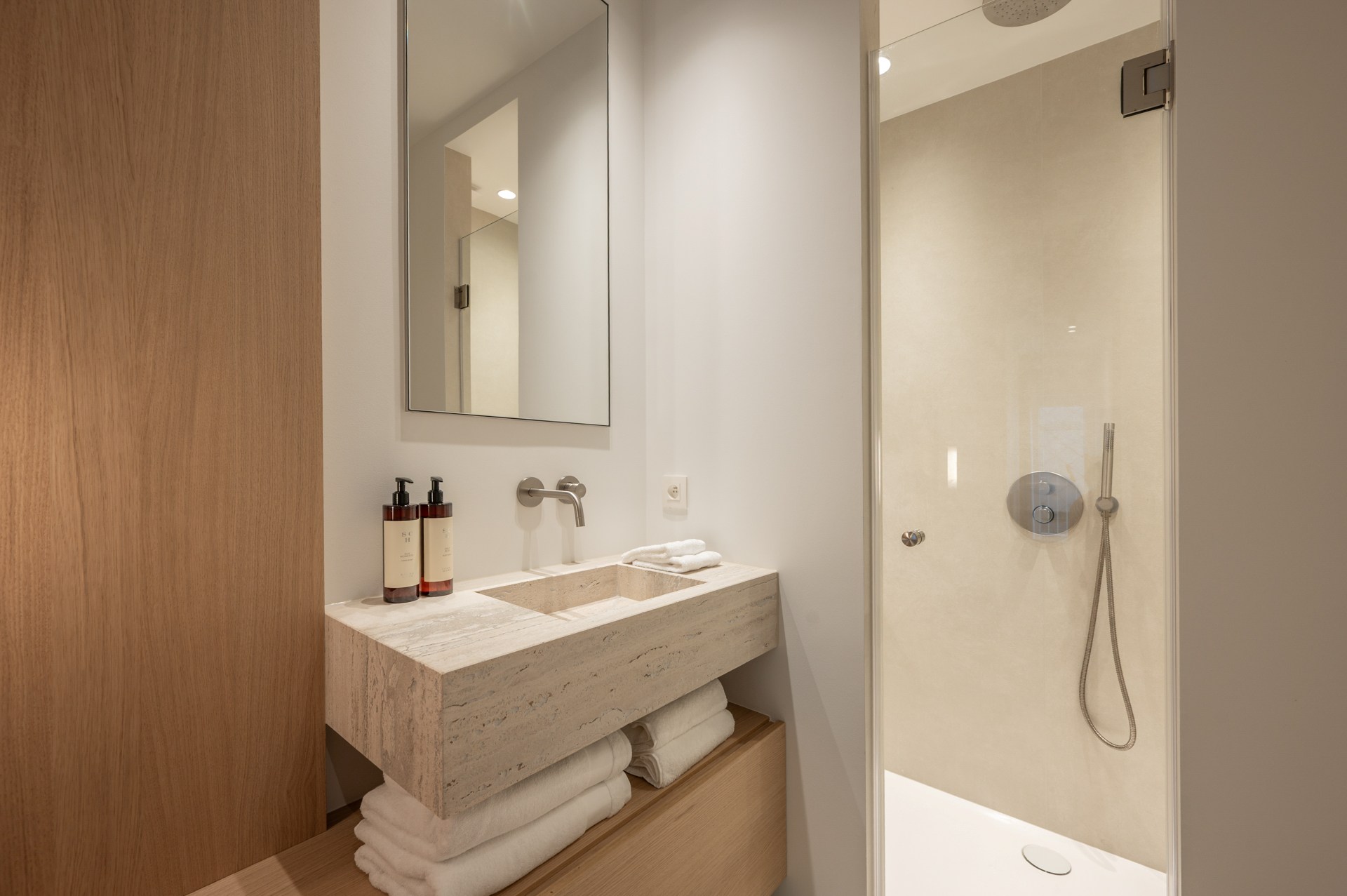 Appartement rénové de haut standing situé du côté ouest avec vue latérale sur la mer. 