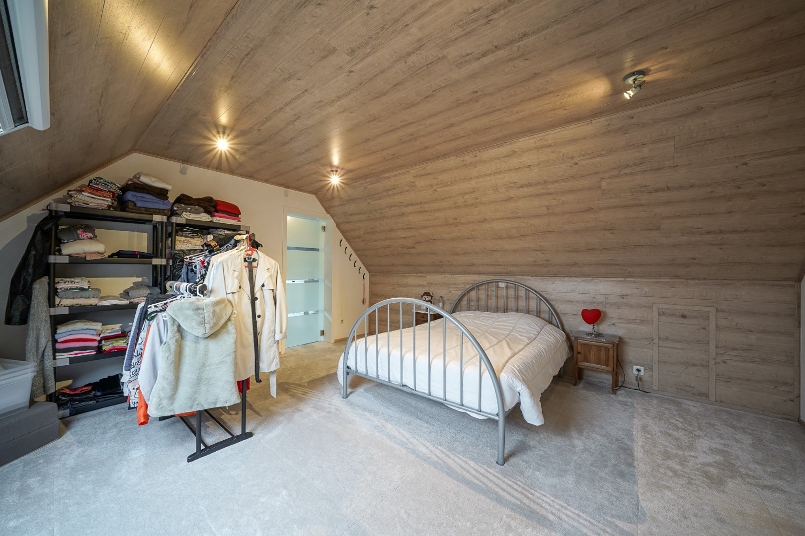 Alleenstaande woning op ruim perceel met vernieuwd woongedeelte en loods (80 m²) 