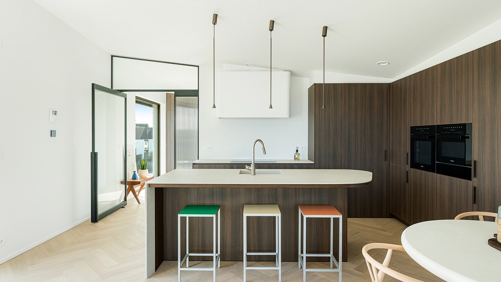 Exclusief verblijf met lift, terrassen en uitzonderlijke volumes in een groene-autovrije verkaveling te Knokke. 