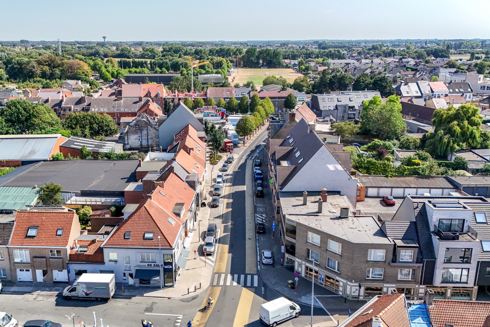 Ruime eengezinswoning in centrum Oudenburg met handelsruimte op gelijkvloers. 