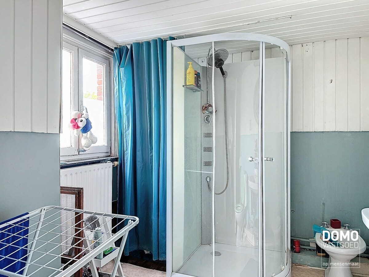 Te renoveren rijwoning met tuin en 3 slaapkamers in Hasselt. 