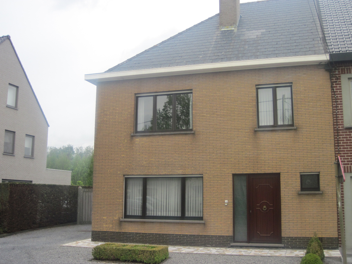 Bijzonder degelijke en ruime Half Open Bebouwing. 