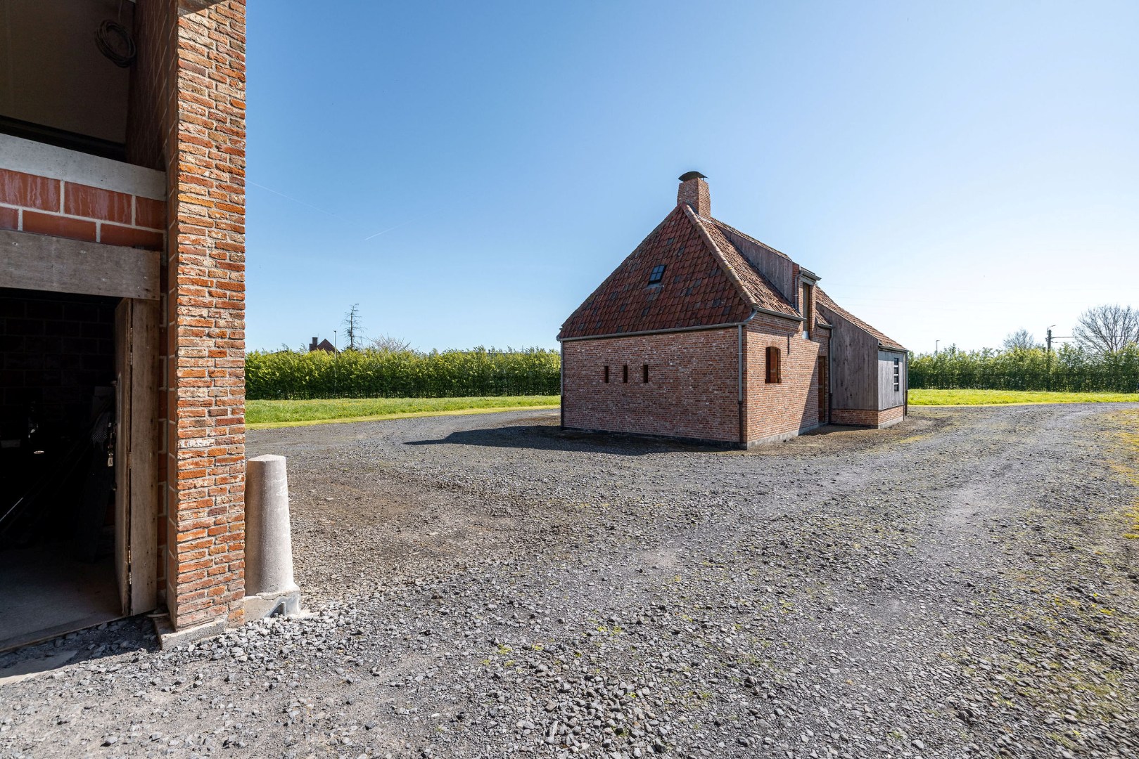 Landelijk gelegen ruwbouwhoeve met bijgebouwen op uitzonderlijk perceel van ca. 9.331 m² 
