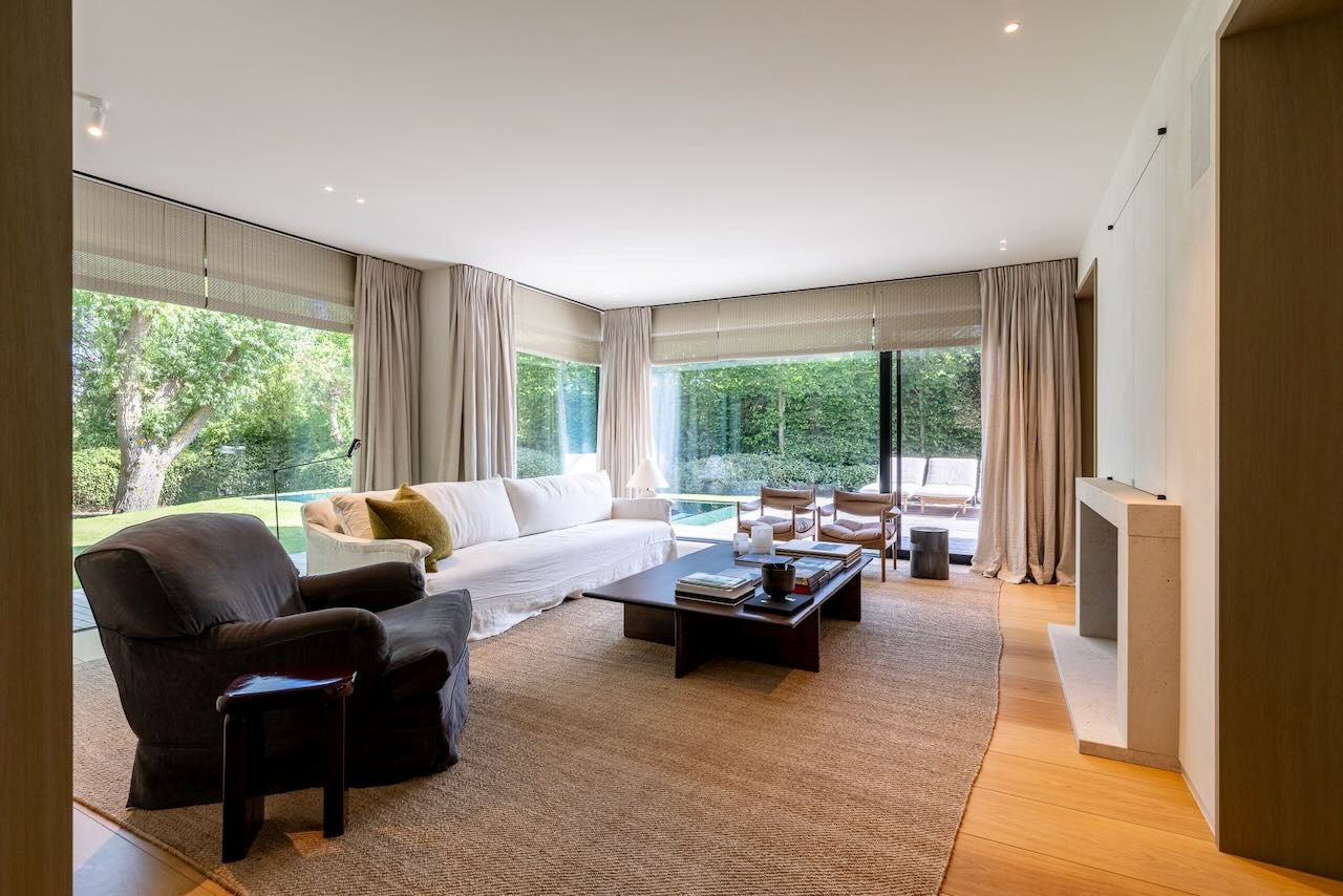 Magnifique villa récente de style contemporain allie une finition intemporelle à un emplacement unique et une vue imprenable sur le Zwin. 