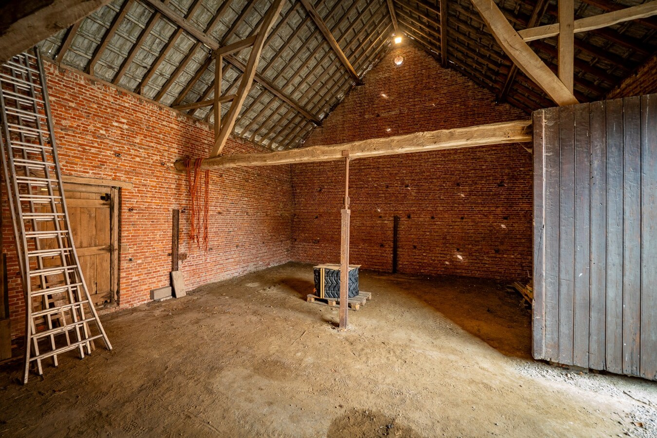 Farm to be renovated with stables and pastures on approximately 1.7 hectares in Herk-de-Stad. 