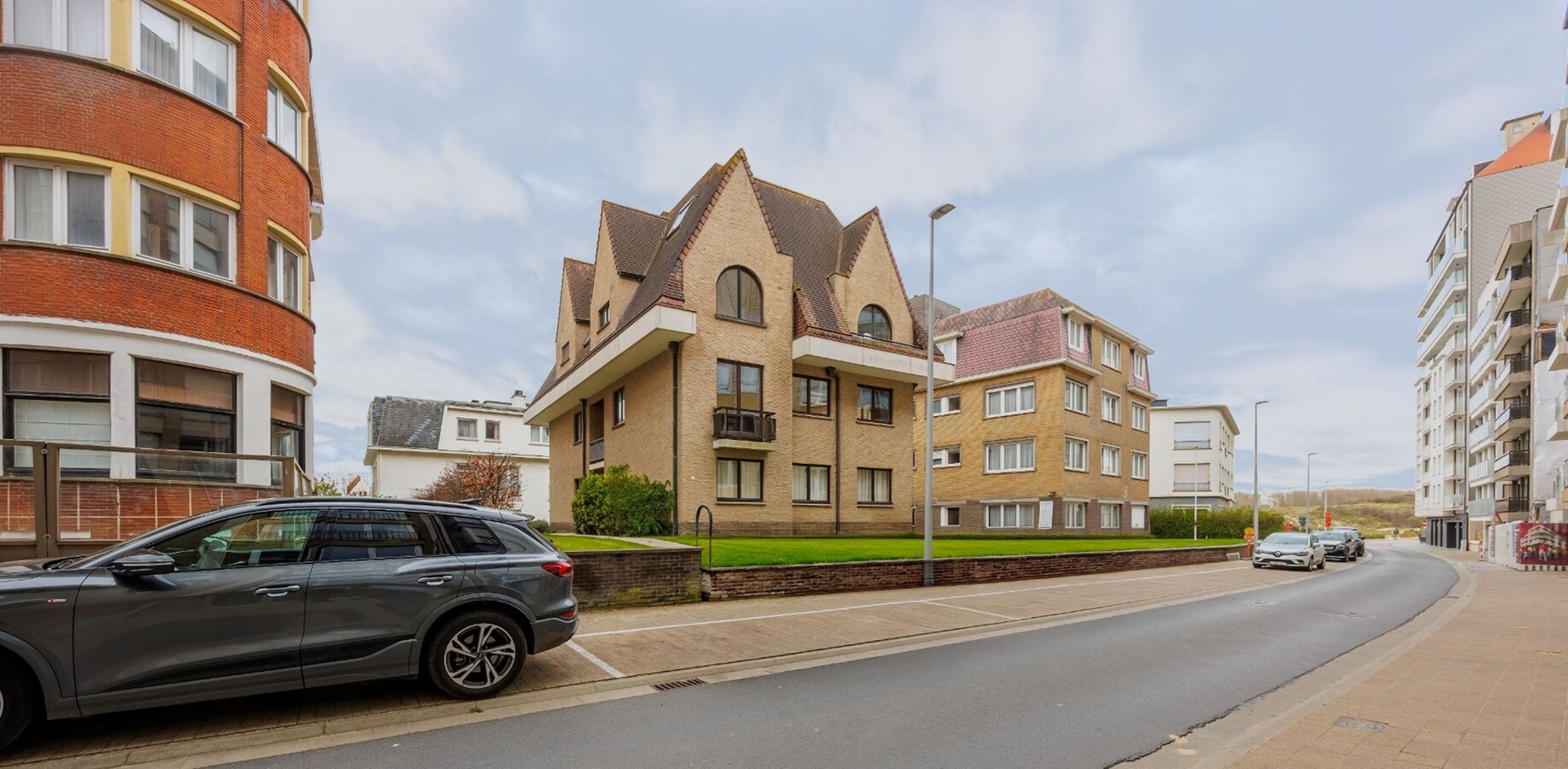 Stijlvol gerenoveerd hoekappartement met 3 slaapkamers op toplocatie te Duinbergen, vlakbij de Zeedijk. 