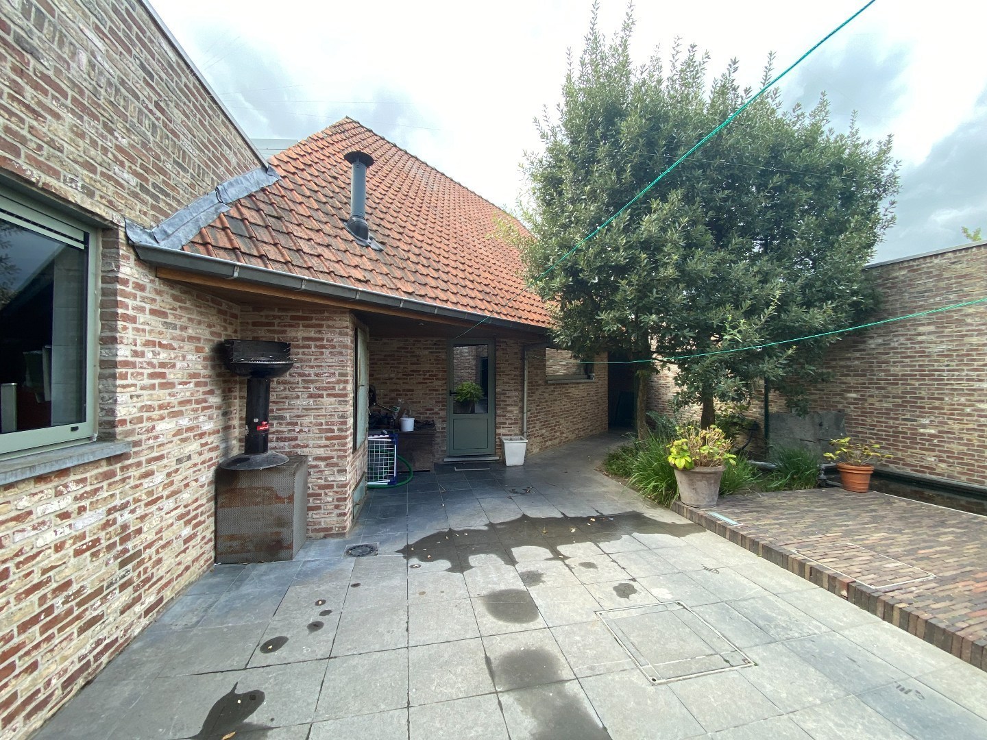 Volledig uitgeruste slagerij met luxueuze woonst op centrumligging in Sint-Eloois-Vijve! 