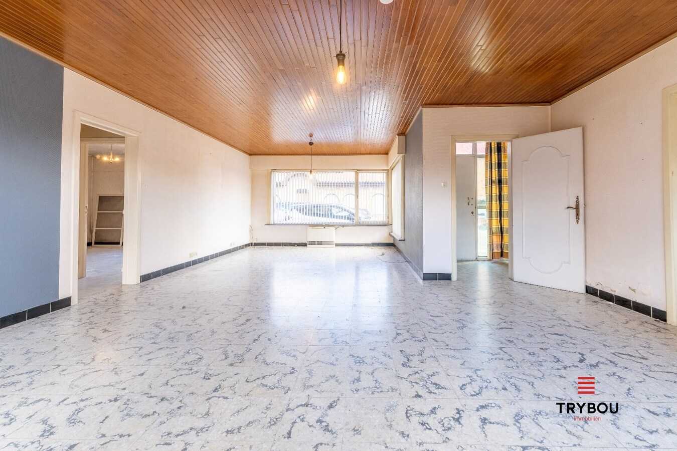 Gelijkvloerse woning met 2 garages in het centrum van Houthulst 