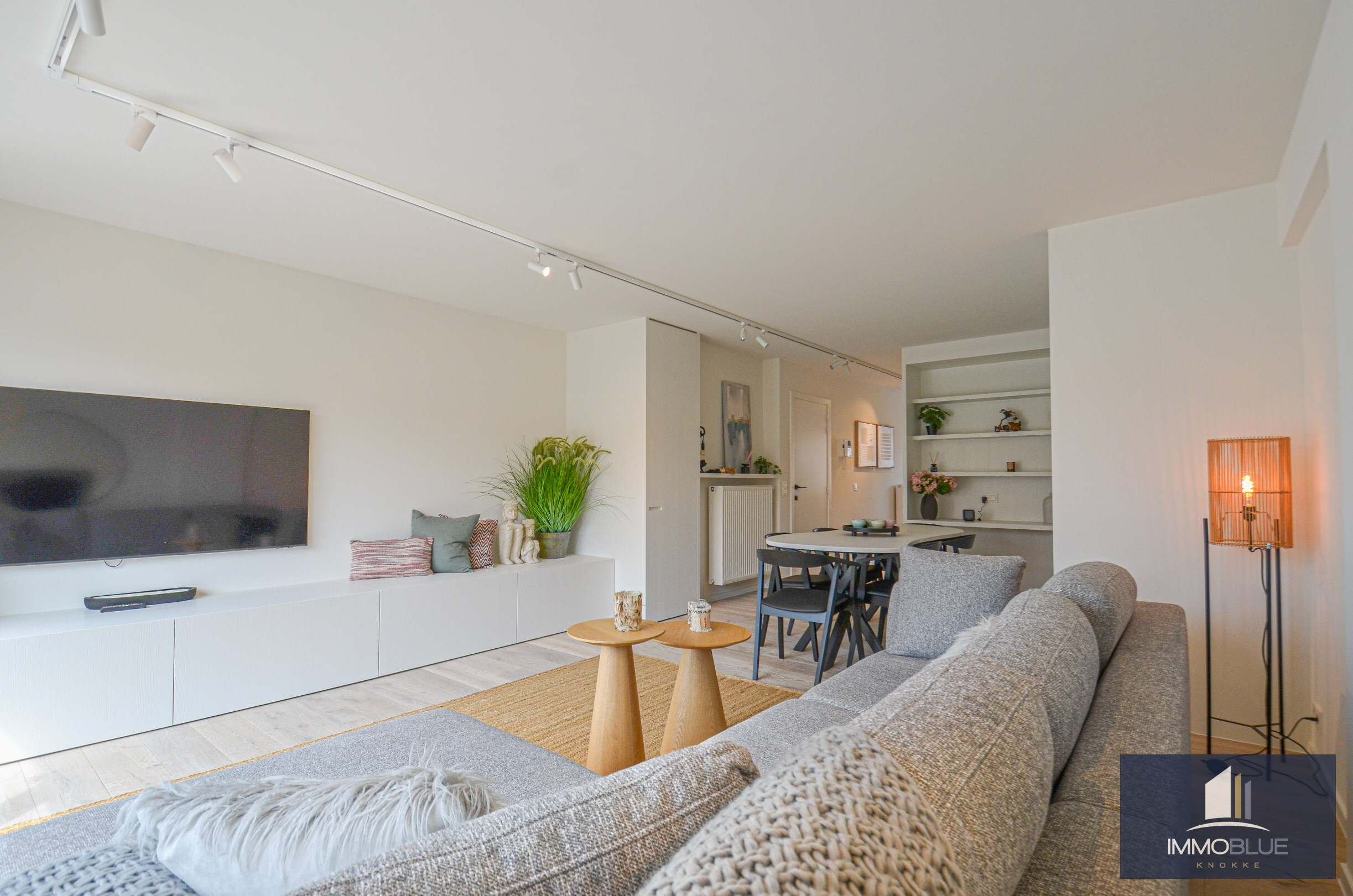 Volledig gerenoveerd appartement met twee ruime terrassen. 