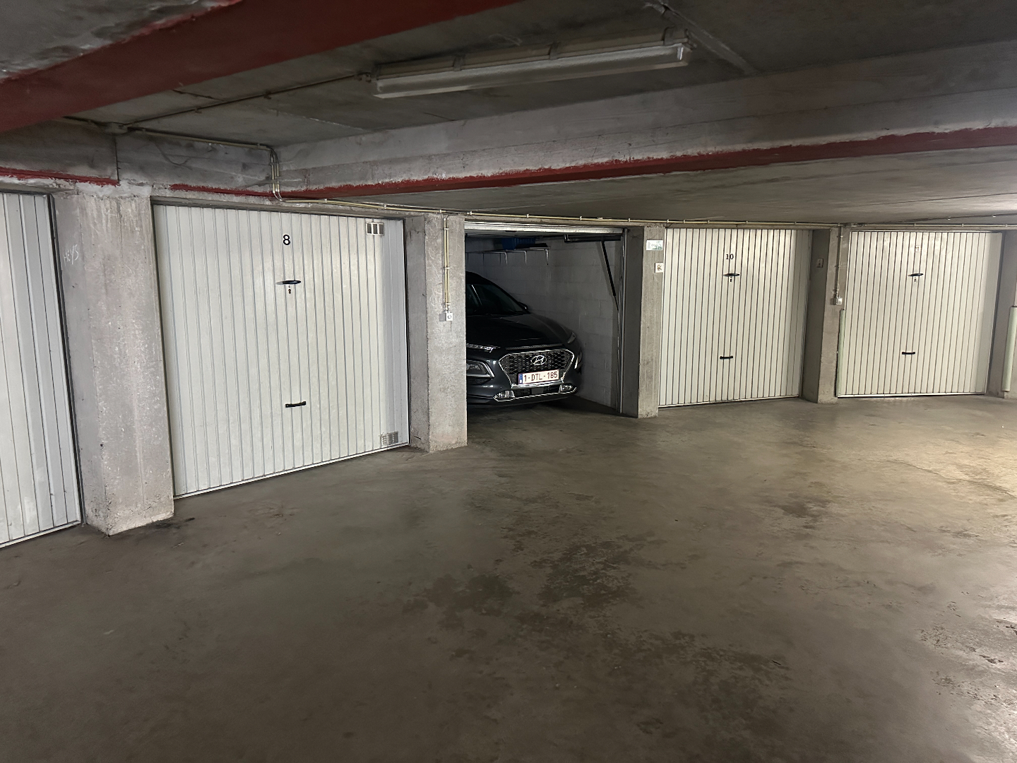 Instapklare handelsruimte met 2-slaapkamer appartement en garage, centrum Koekelare 