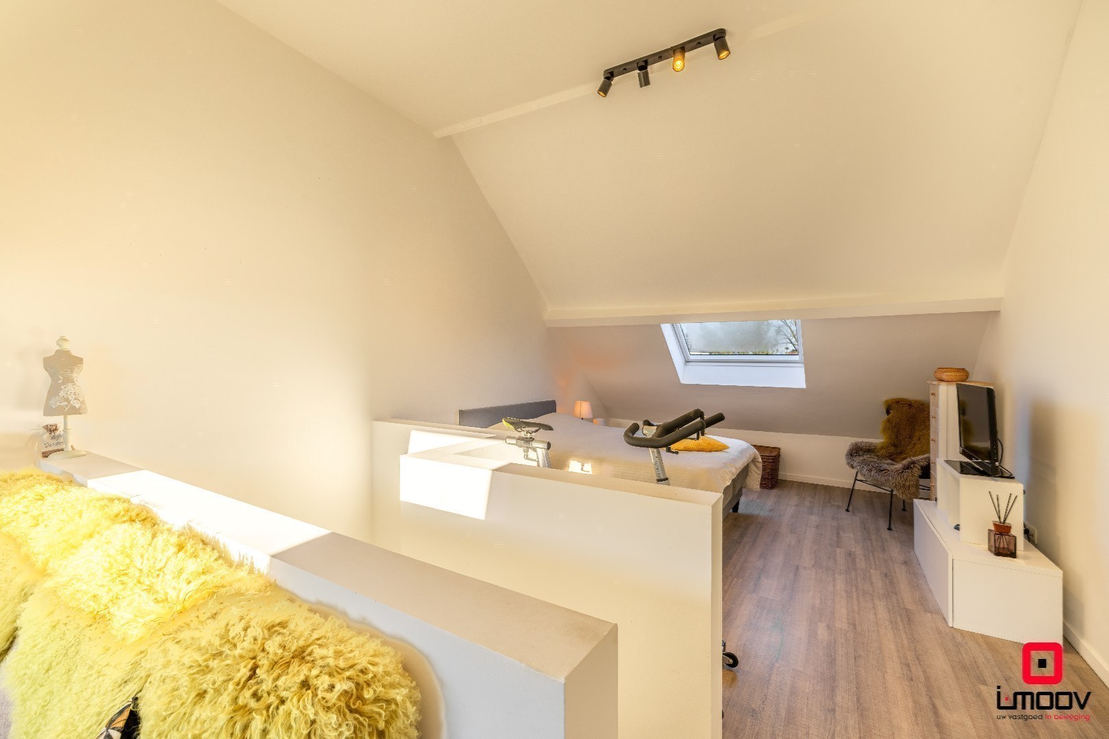 Hedendaags gerenoveerde stadswoning met lichtrijke leefruimtes en optie tot kangoeroewonen 