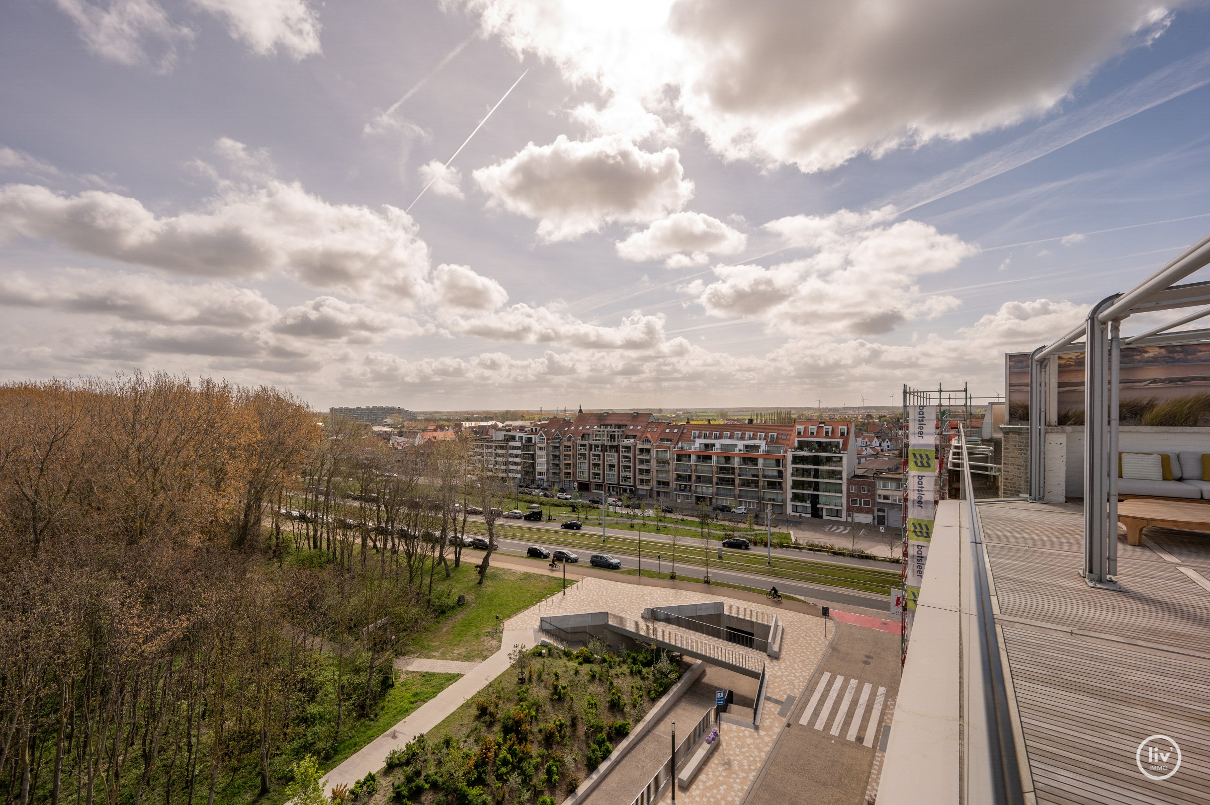 Dit magnifieke duplexappartement combineert uitzonderlijke volumes met adembenemende zichten over zowel de omliggende bossen als de zee. 