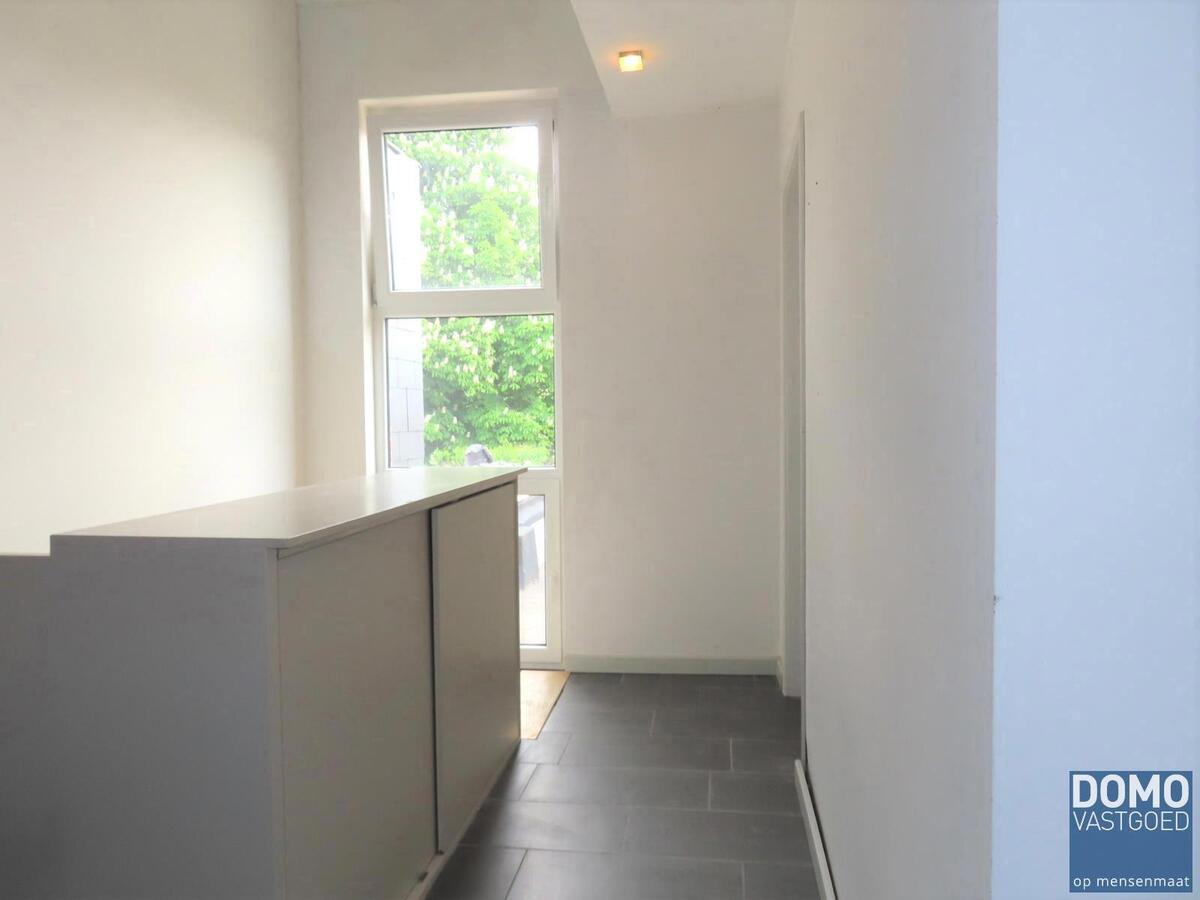 Gerenoveerde rijwoning, centraal gelegen in Hasselt. Vlakbij het centrum van Hasselt, openbaar vervoer, scholen, winkels en autosnelwegen. 