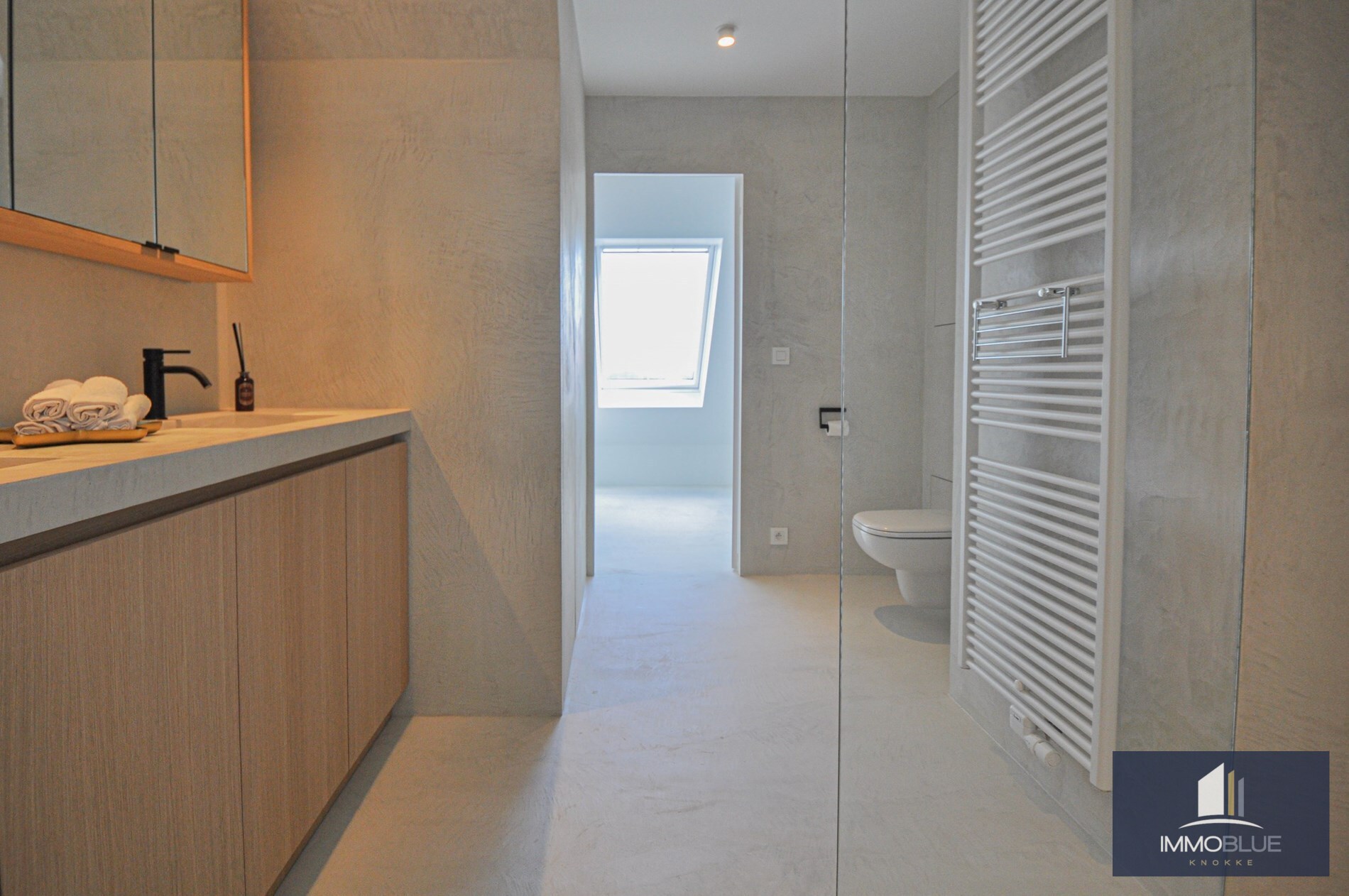 Appartement entièrement rénové avec une grande terrasse ensoleillée. 