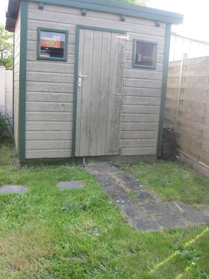 Degelijke woning met terras en tuintje. 