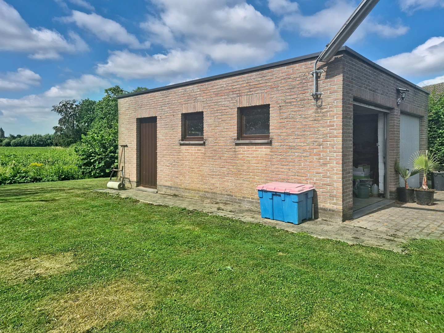 Woning met 4 slpks, tuin en dubbele garage 