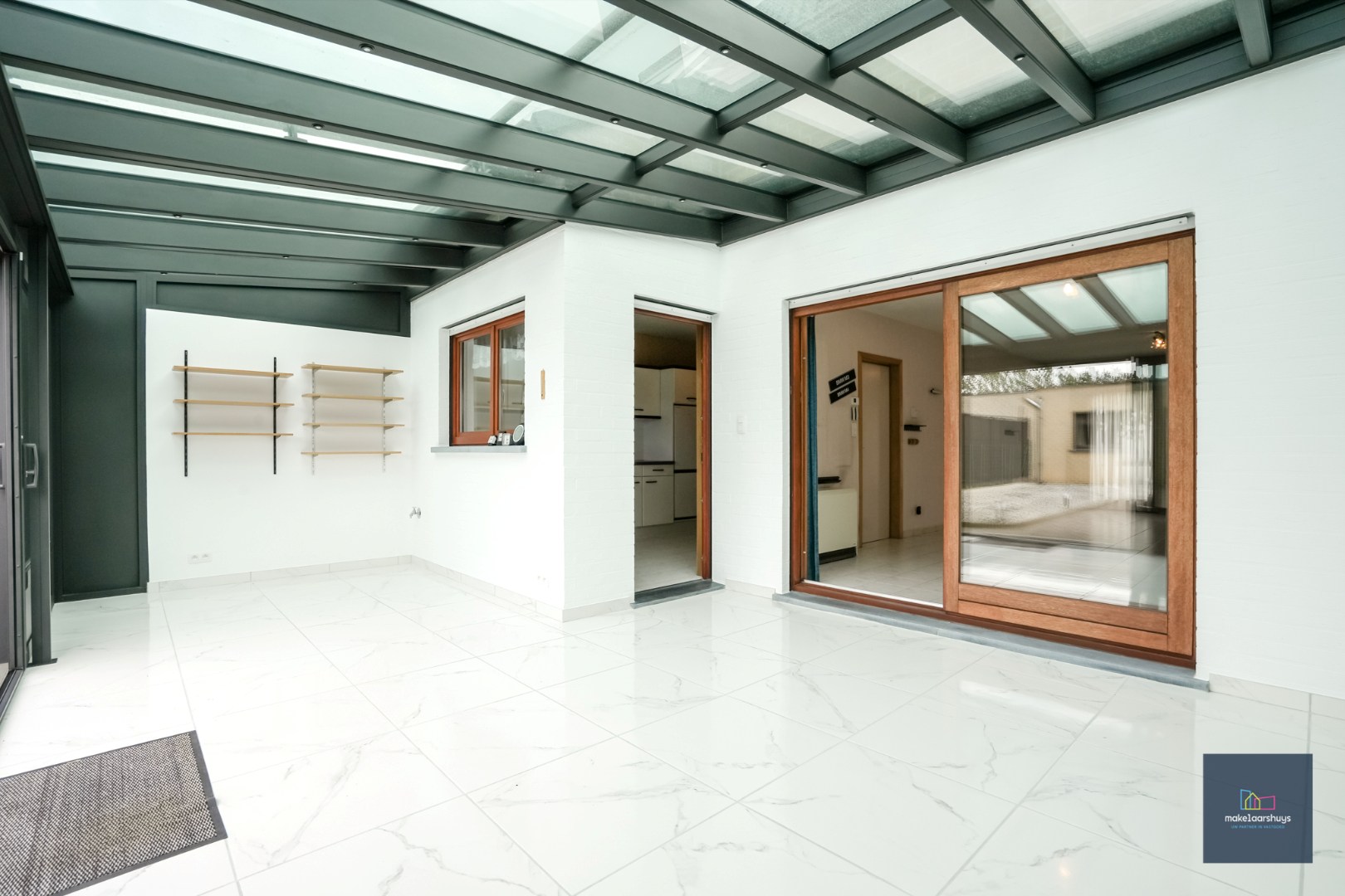 Verzorgde woning in rij met tuin en dubbele garage 
