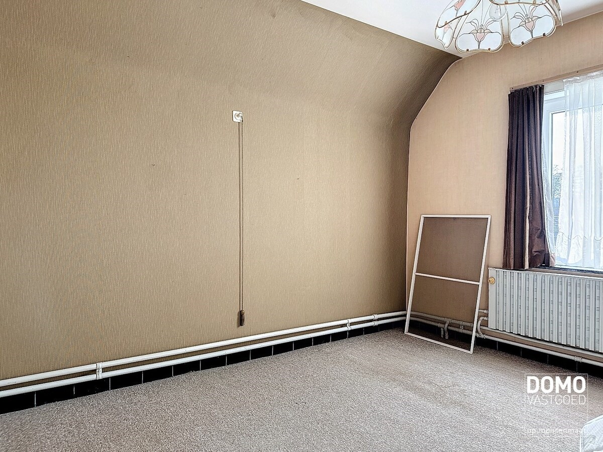 Ruime open bebouwing met tuin gelegen te Kermt. 