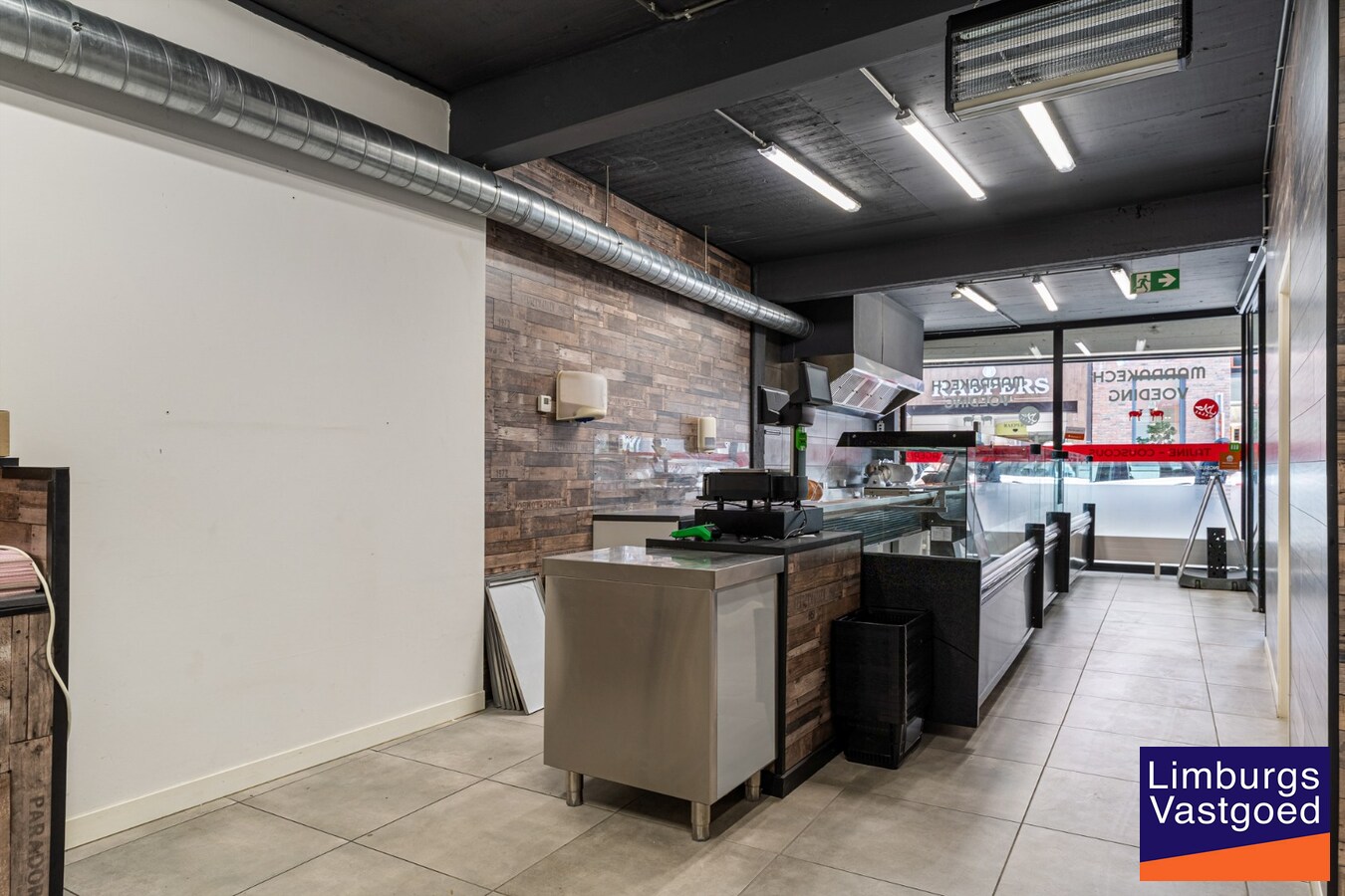 Commercieel uitstekend gelegen investeringspand bestaande uit winkel + duplex 