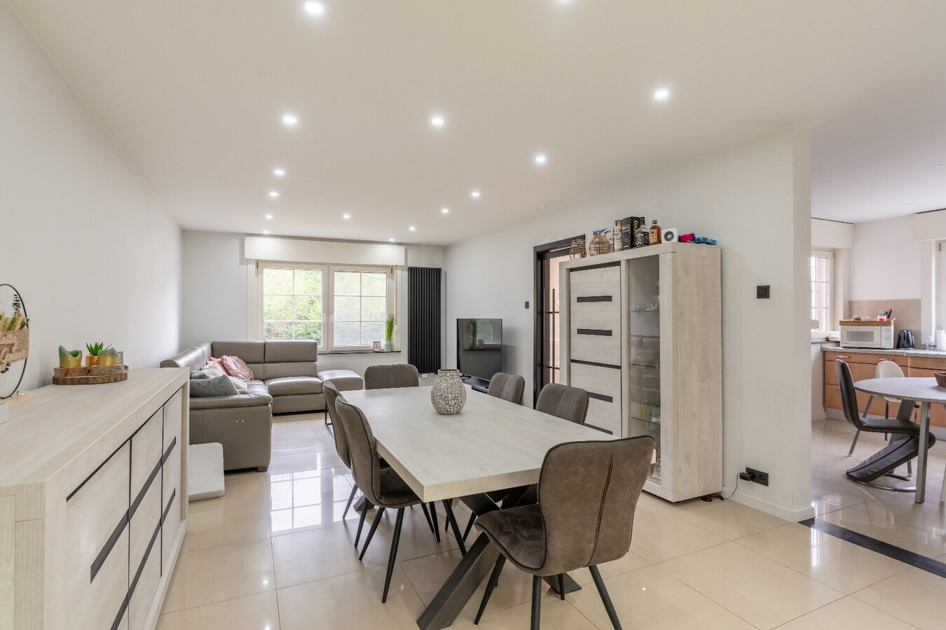 Ruime gerenoveerde woning in Niel-bij-As met 3 slaapkamers. 