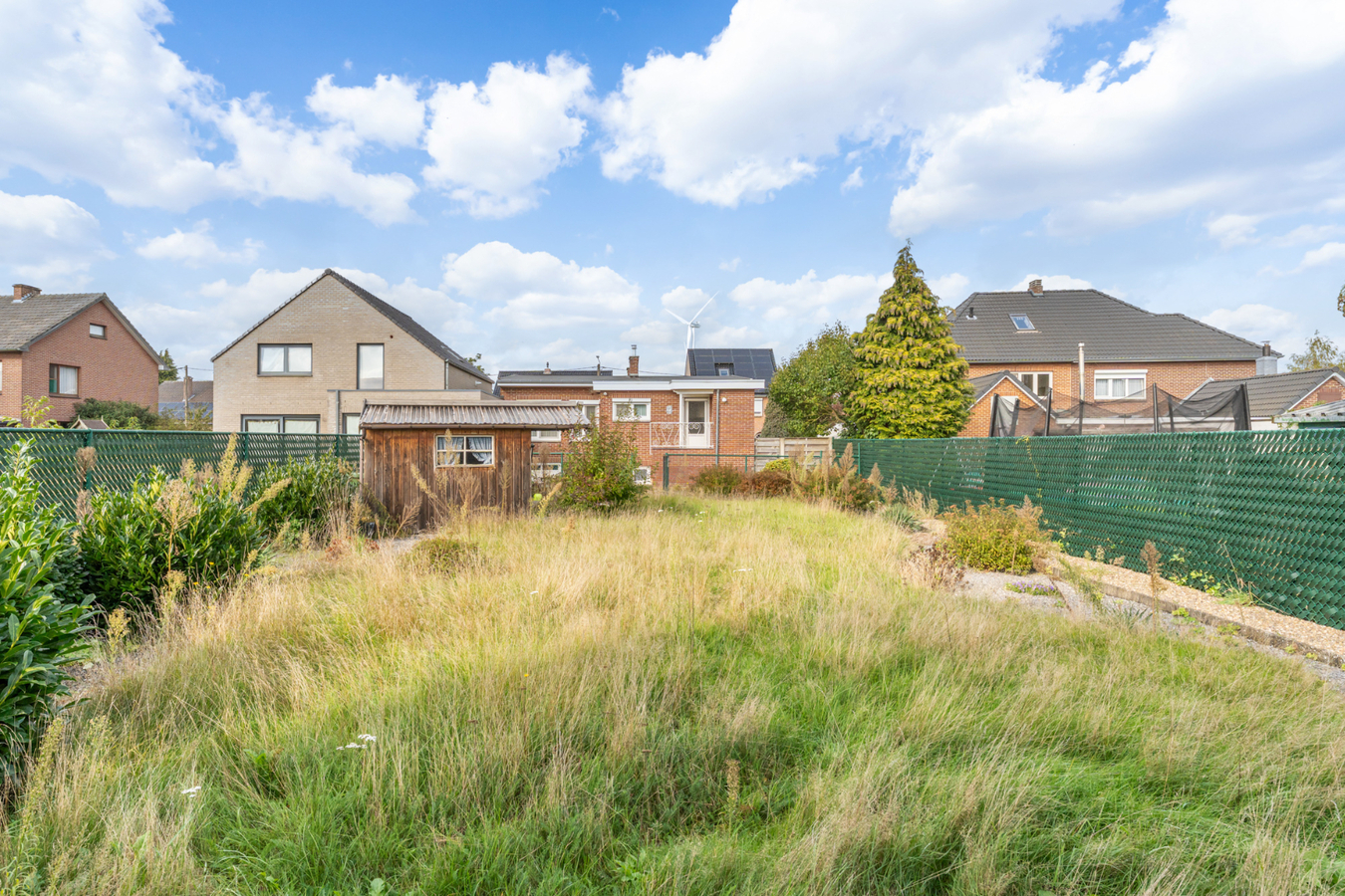 Op te frissen, halfvrijstaande gelijkvloerse woning gelegen in een rustige omgeving op 8a58ca. 