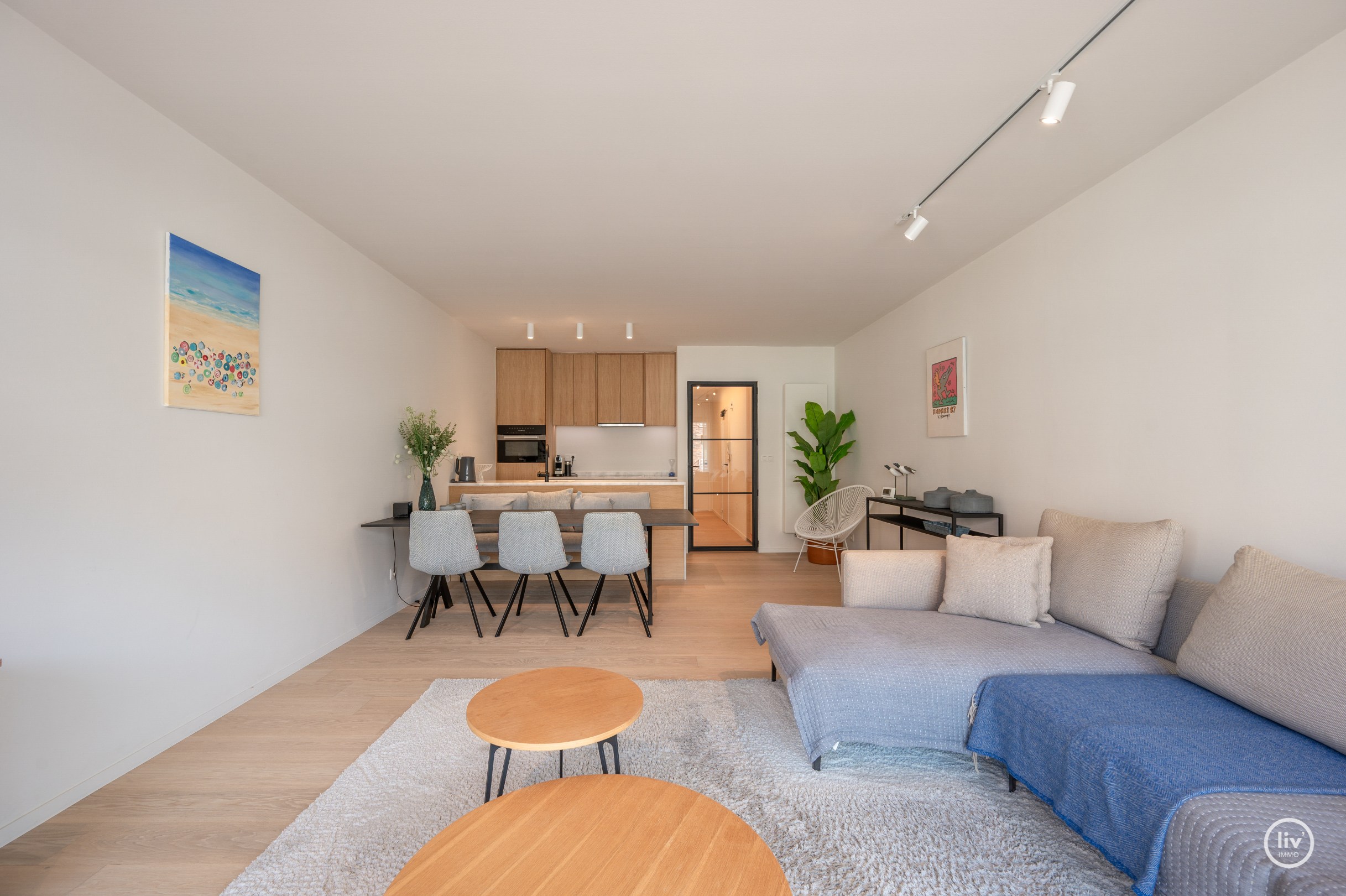 Appartement élégamment rénové avec deux chambres et deux terrasses, situé au centre de Knokke. 