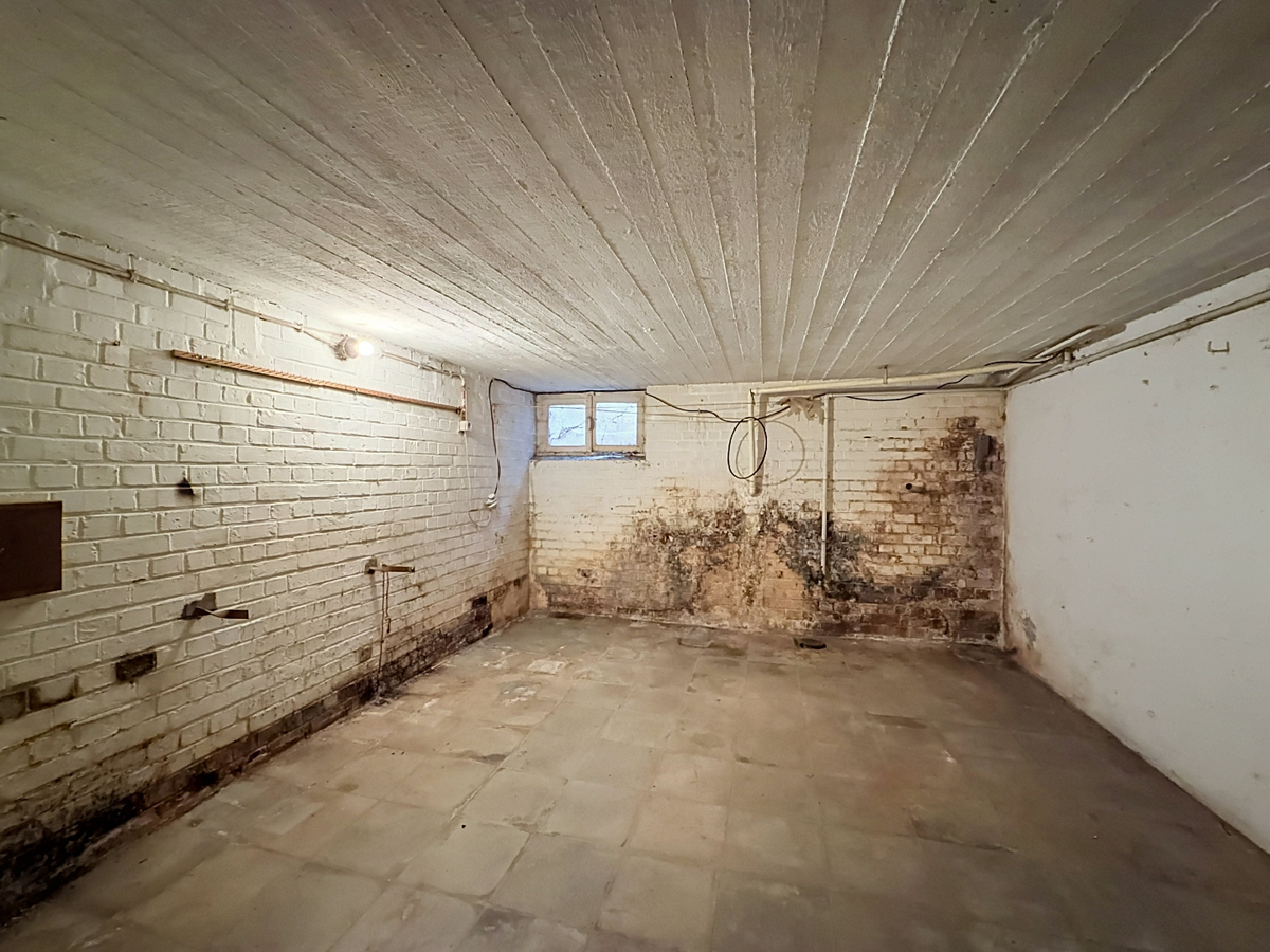 Ruime, te renoveren woning met garage en tuin te Bevegem 