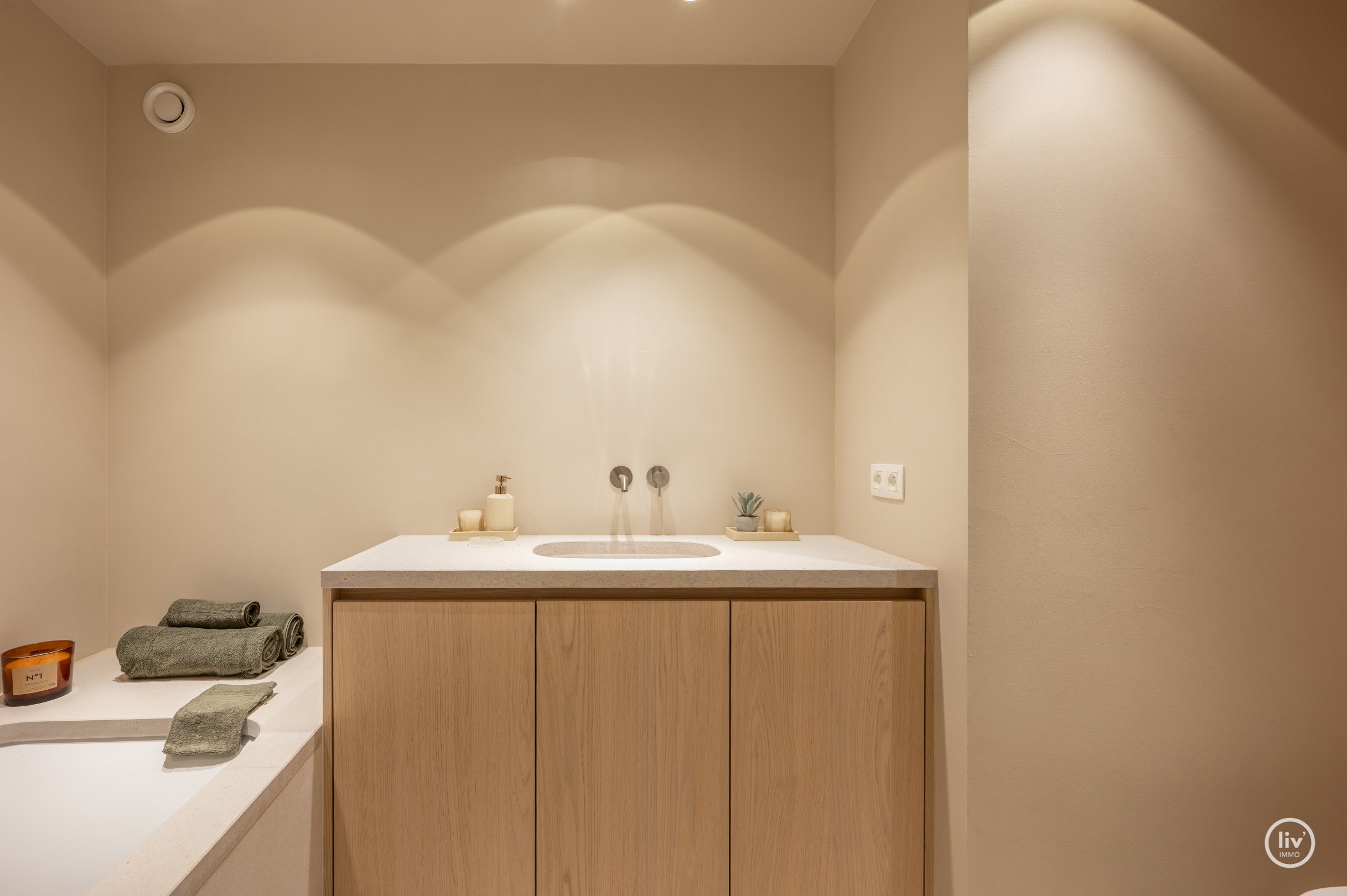 Appartement en duplex de luxe avec mezzanine, idéalement situé dans l'avenue Nellens à Knokke (avec possibilité d'acheter un box garage double intégré) 