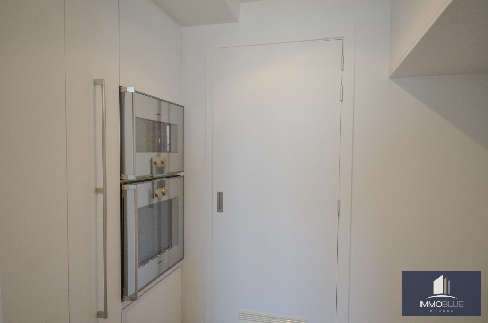 Exclusief – Stijlvol volledig gerenoveerd appartement met frontaal zeezicht. 