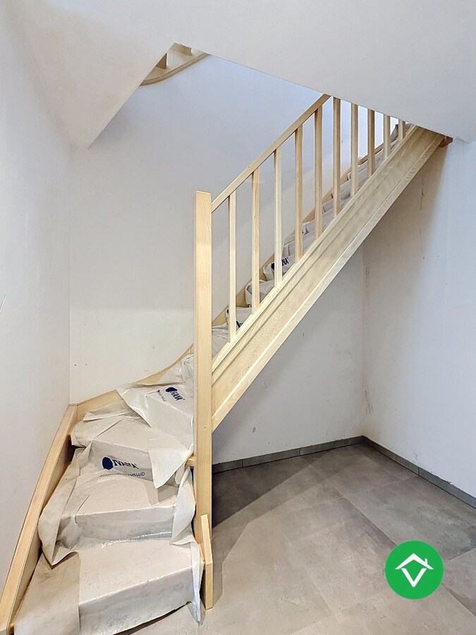 Centraal gelegen nieuwbouwwoning met 3 slaapkamers, tuin en overdekte autostaanplaats 
