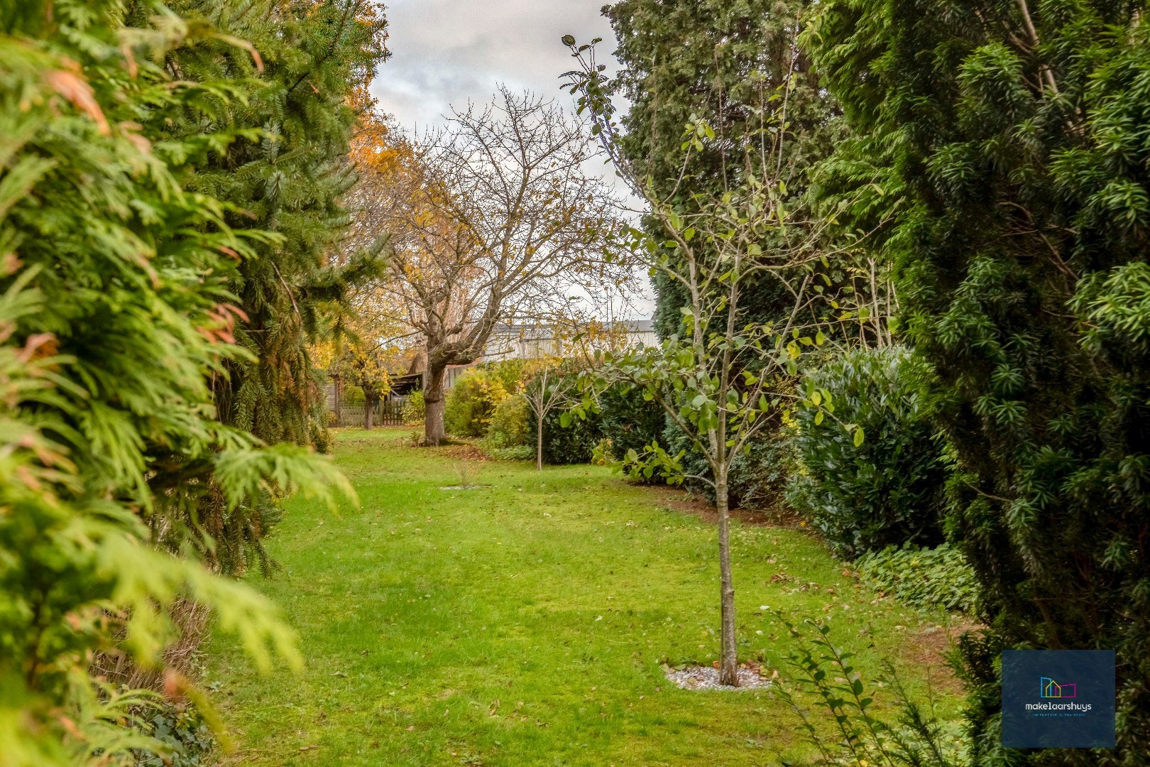 Verzorgde halfopen bebouwing met grote tuin en carport 