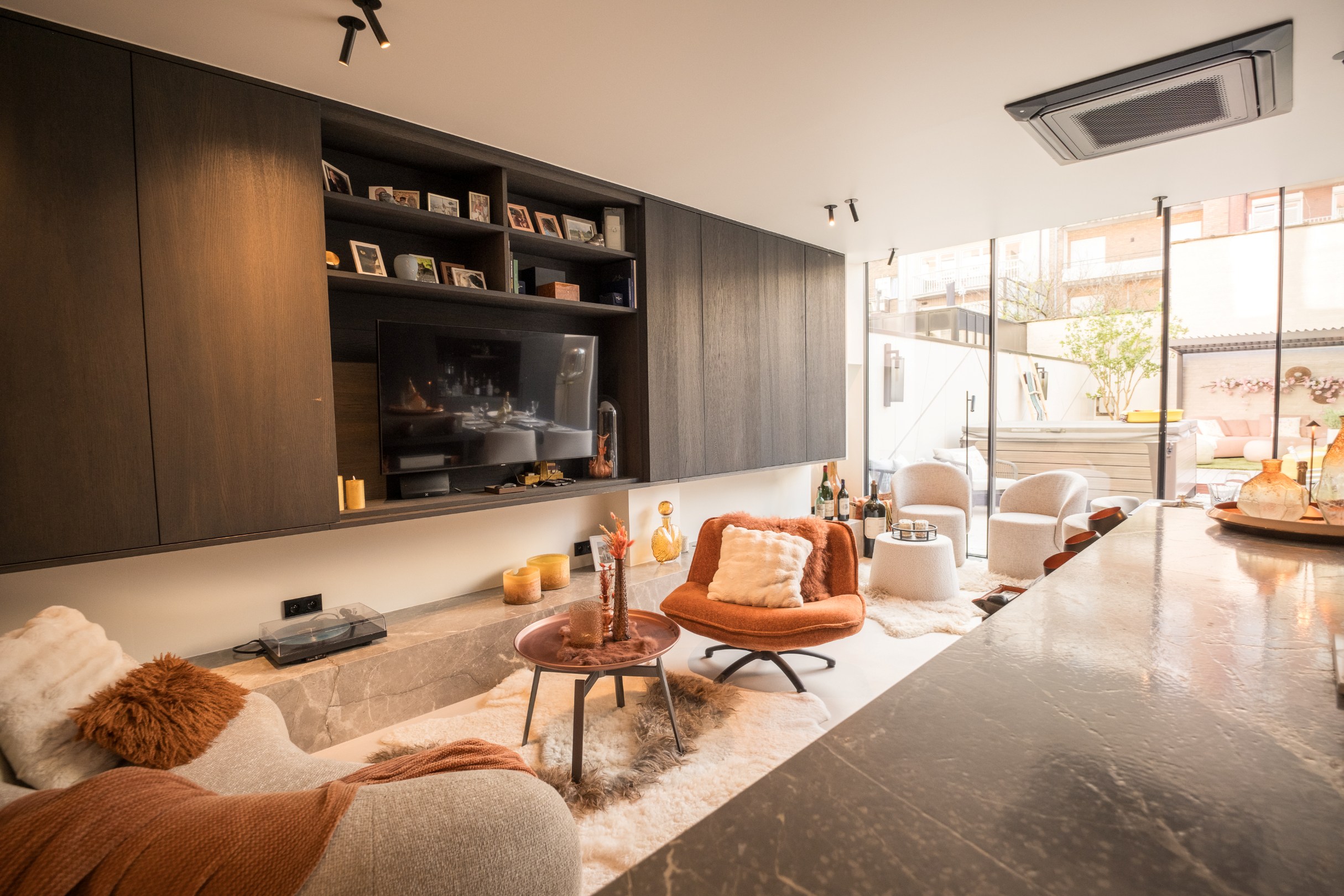 Dans un emplacement de choix, à quelques pas de la mer, se trouve cet appartement exclusif de plain-pied avec un jardin exceptionnellement spacieux et ensoleillé. Une combinaison rare de vie privée, d 