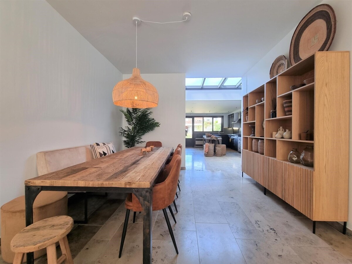 Zeer knappe woning met drie grote slaapkamers, tuin en mogelijk tot garage - Heist 