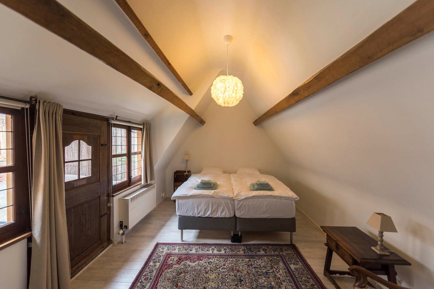 Gemeubeld appartement in centrum Antwerpen in historisch pand met zicht op de kathedraal 